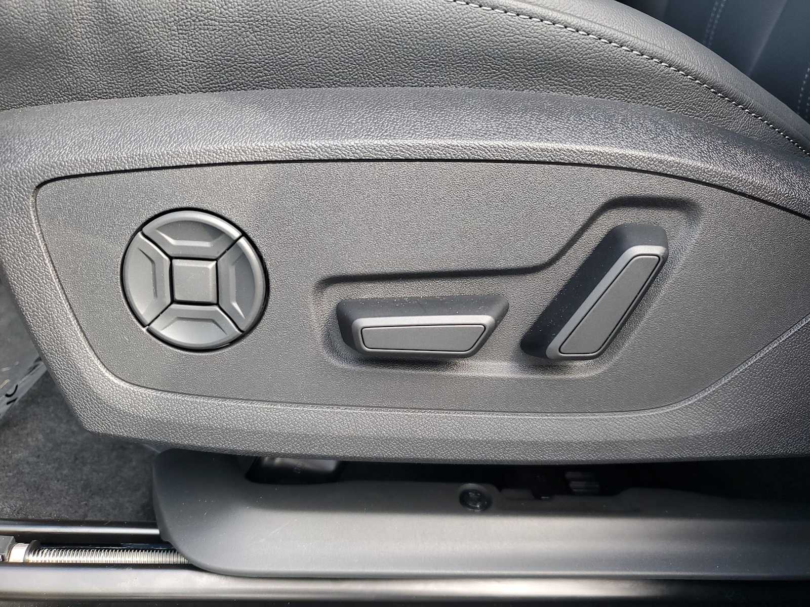 Thumbnail: 2025 Audi Q6 e-tron - 13