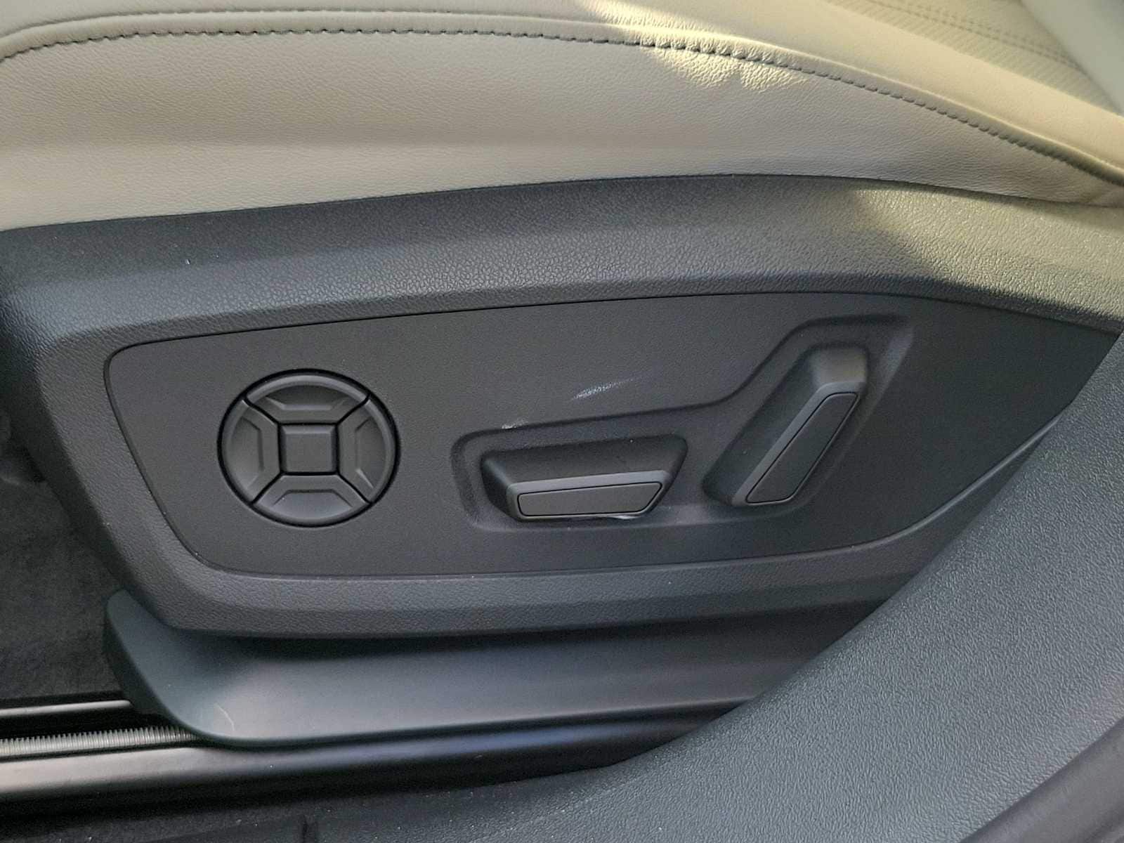 Thumbnail: 2025 Audi e-tron - 16