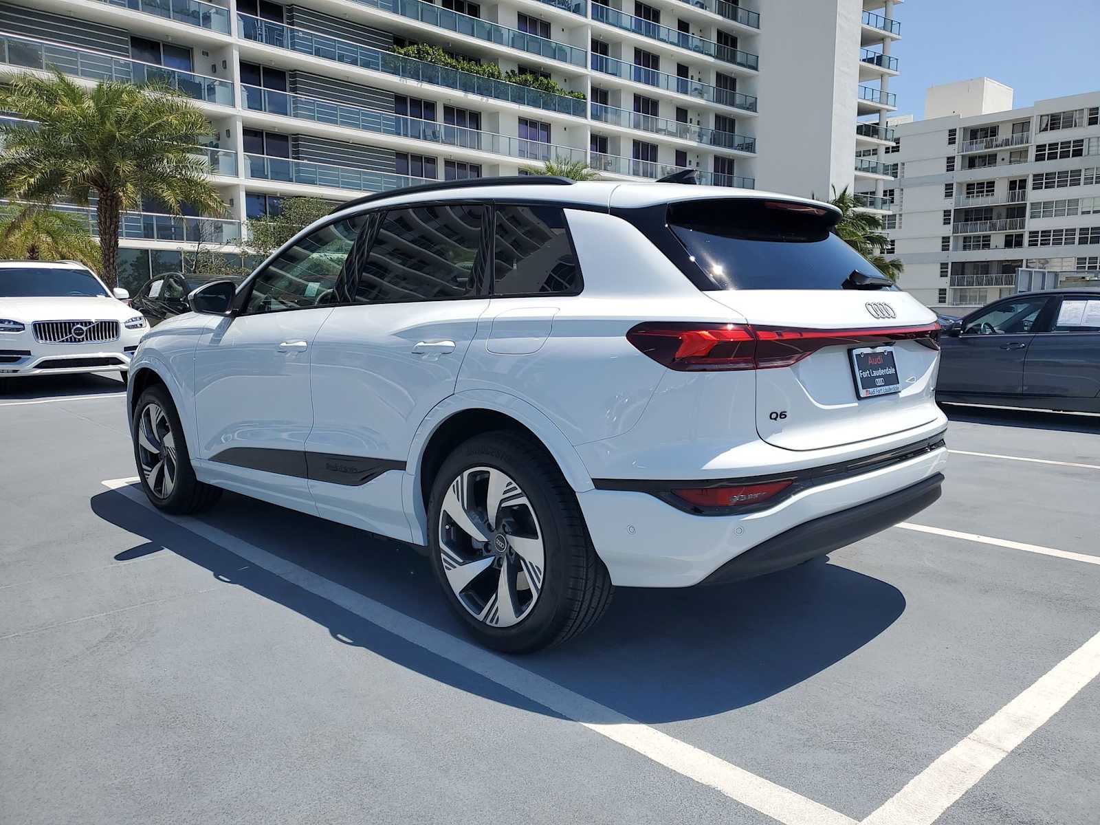 Thumbnail: 2025 Audi Q6 e-tron - 4