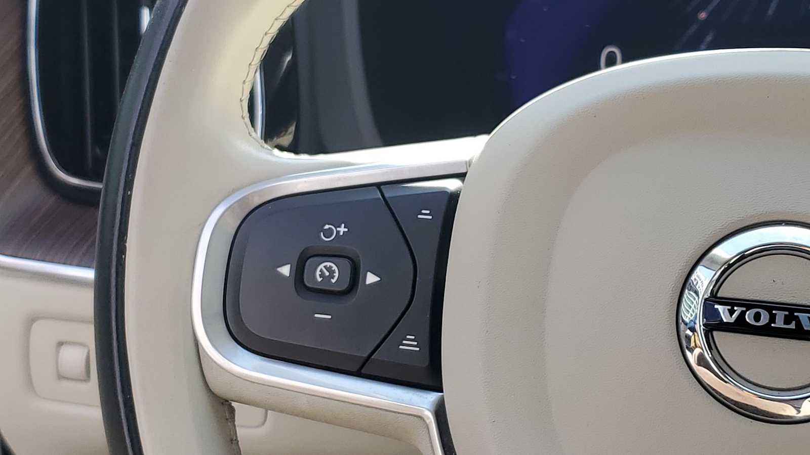 Thumbnail: 2022 Volvo XC60 - 24