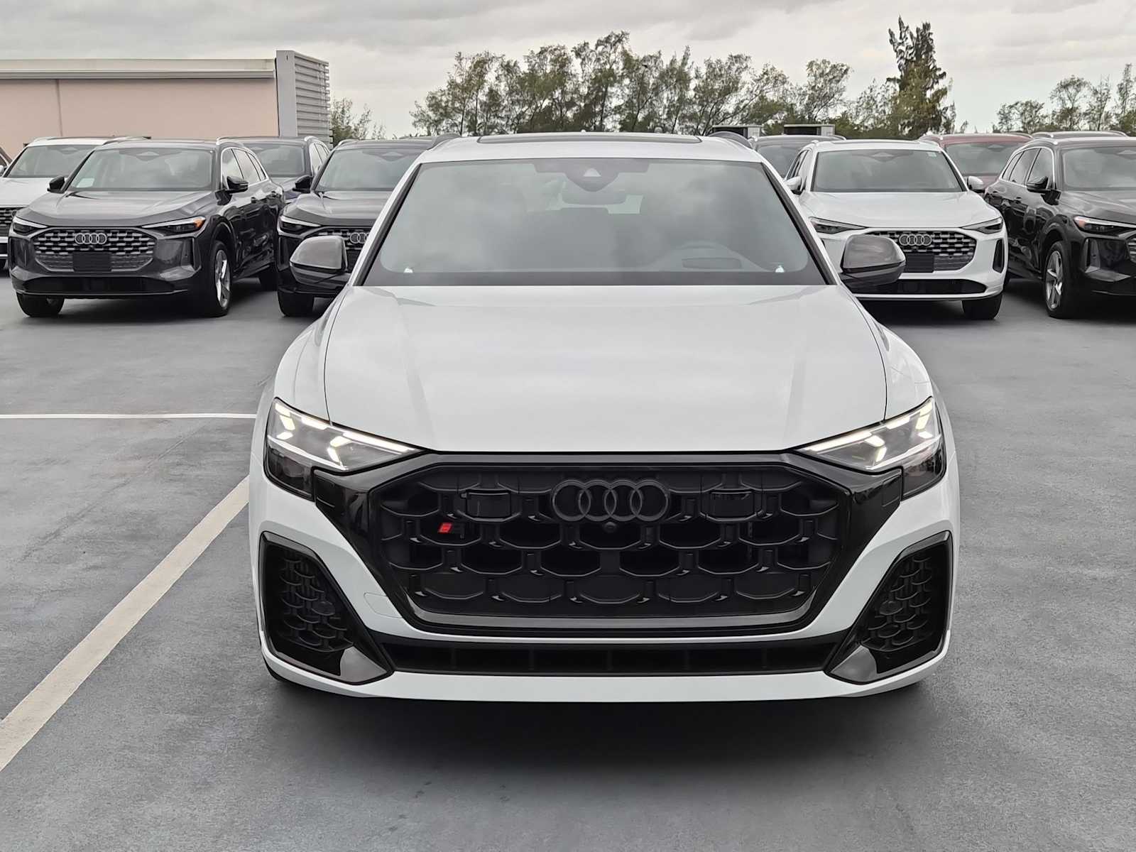 Thumbnail: 2026 Audi SQ8 - 9