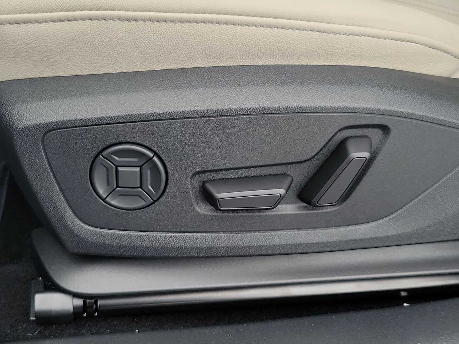 Thumbnail: 2026 Audi Q4 e-tron - 16