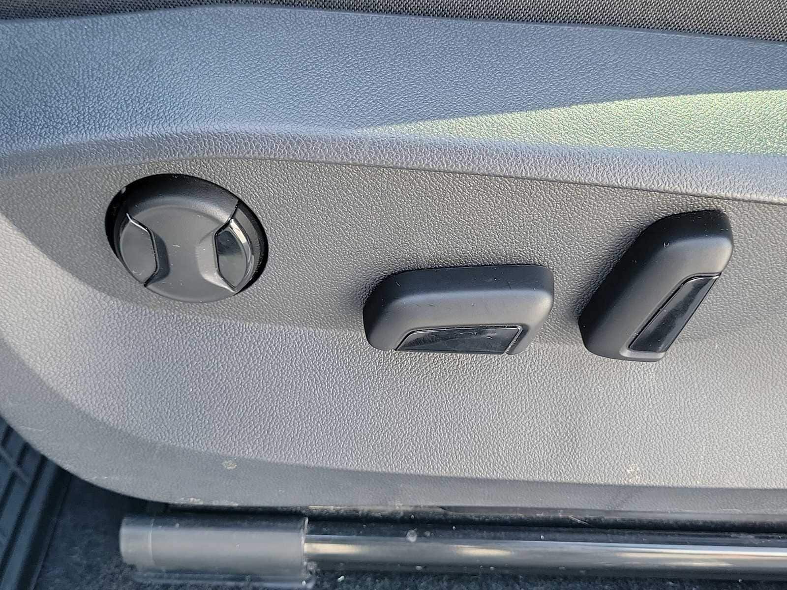 Thumbnail: 2023 Volkswagen Tiguan - 16