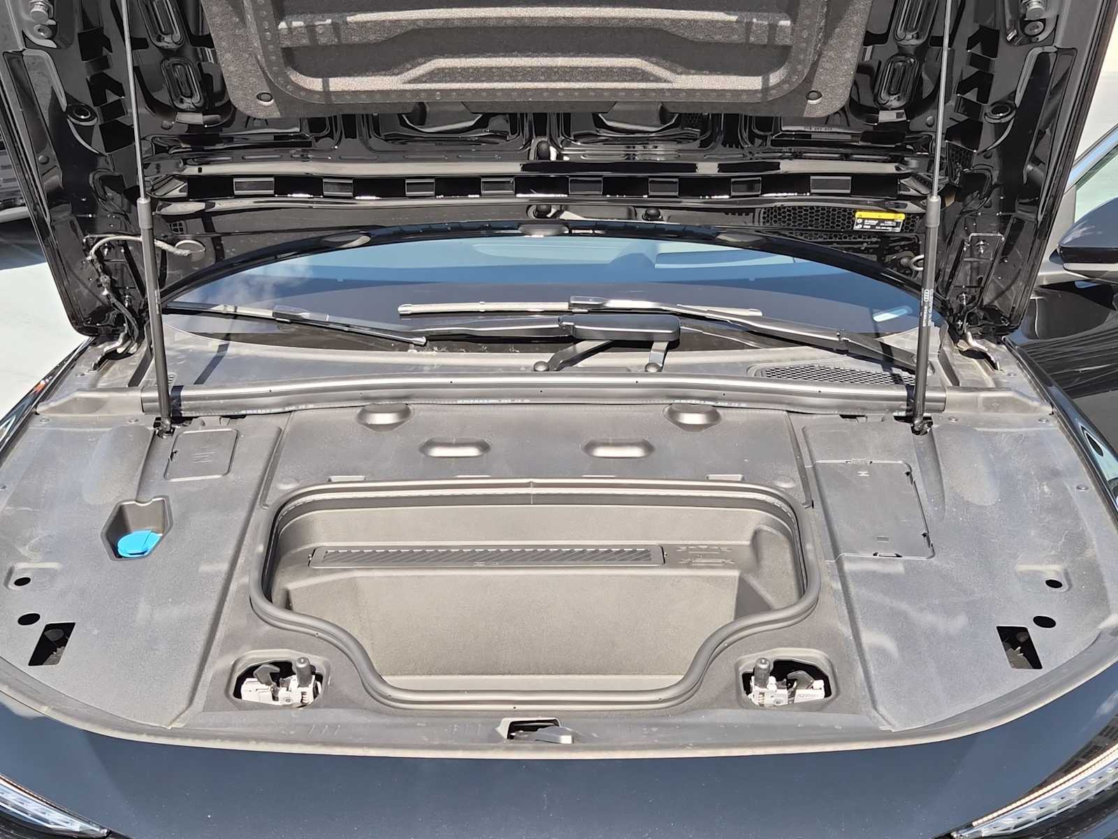 Thumbnail: 2025 Audi e-tron S - 13