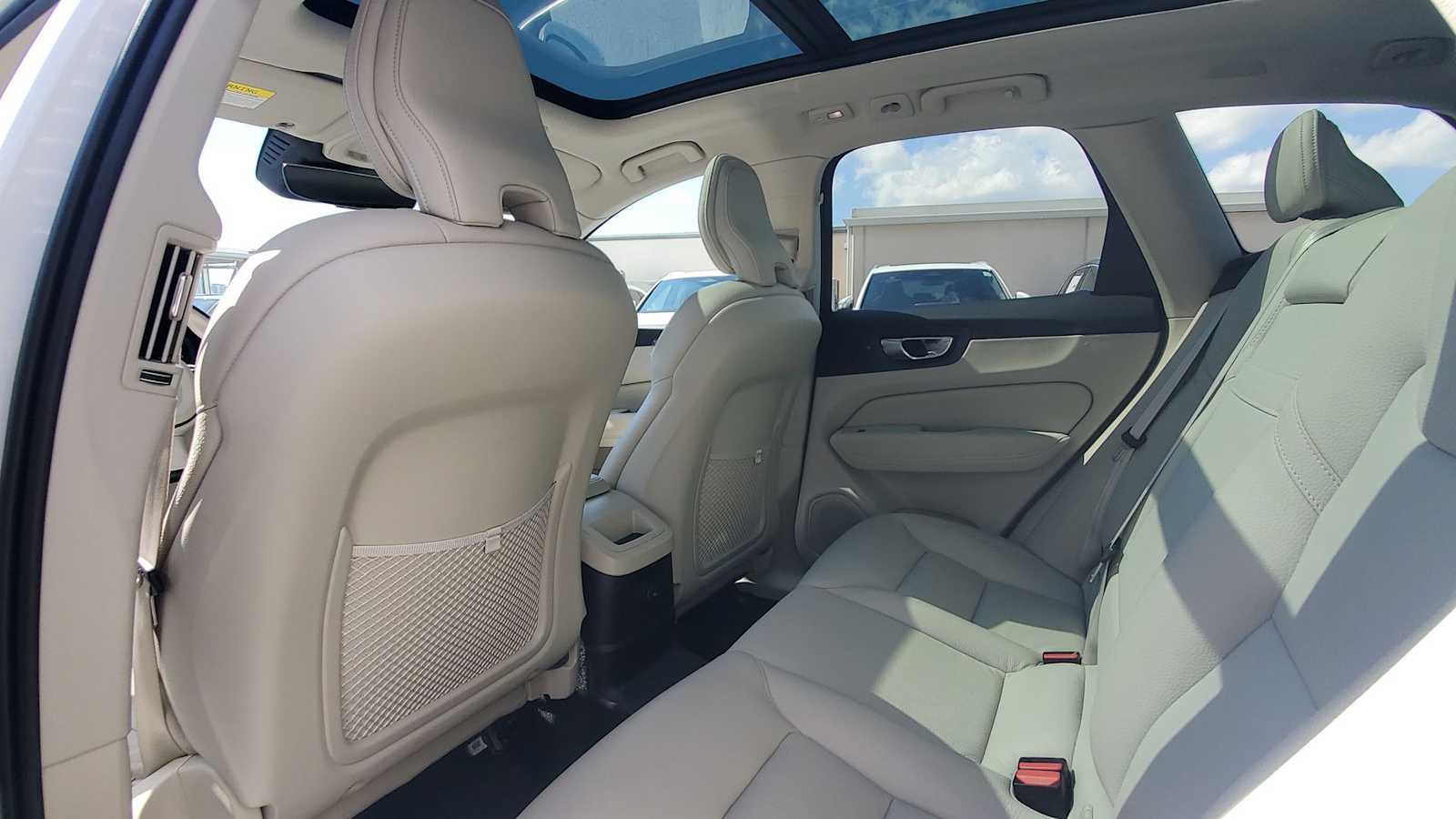 Thumbnail: 2022 Volvo XC60 - 18