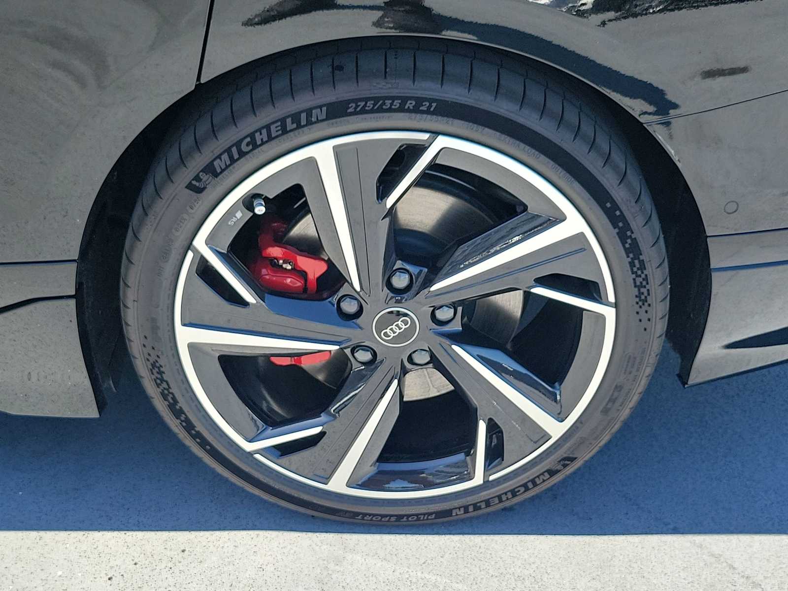 Thumbnail: 2025 Audi e-tron S - 12