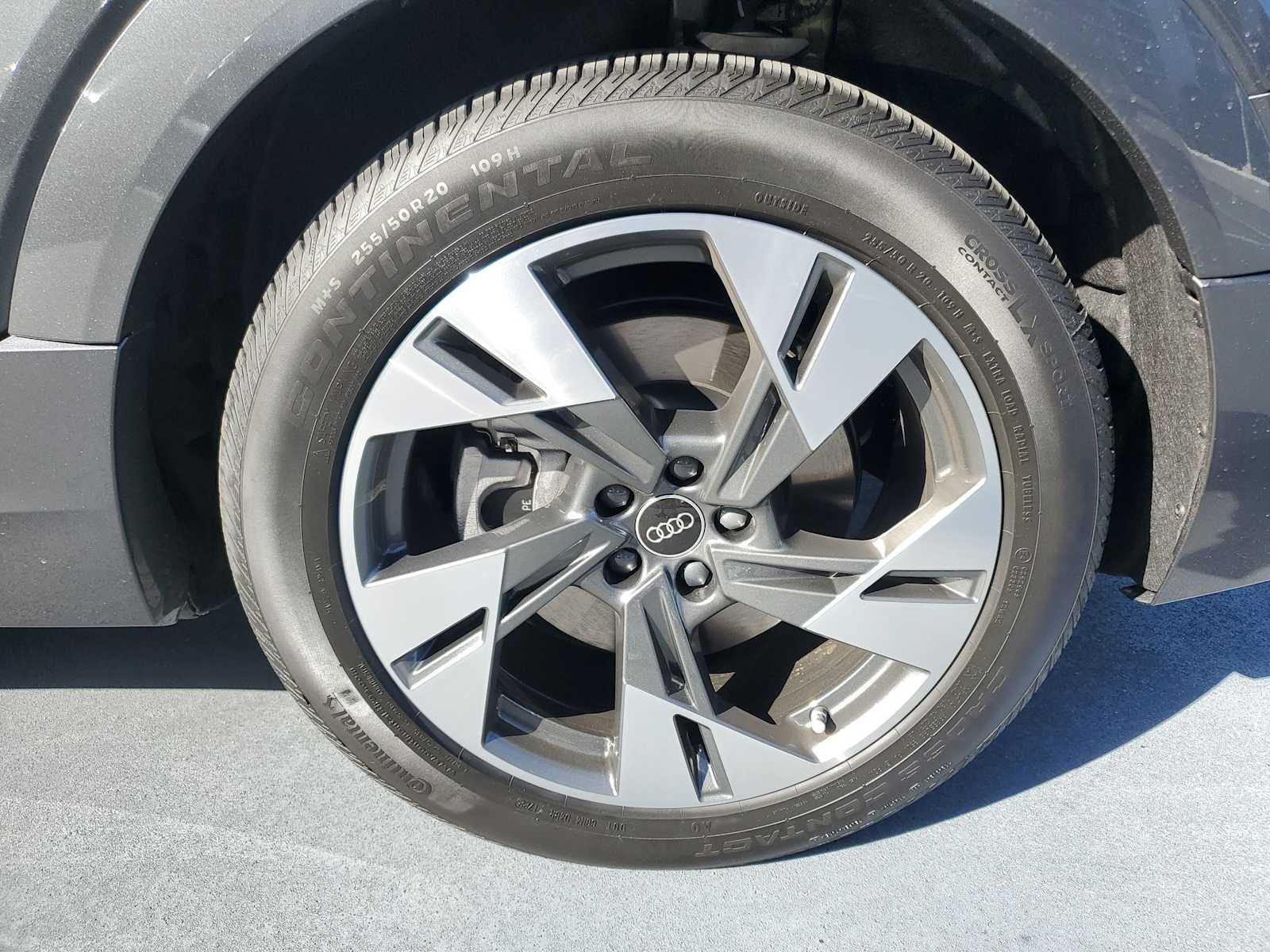 Thumbnail: 2023 Audi e-tron S - 12