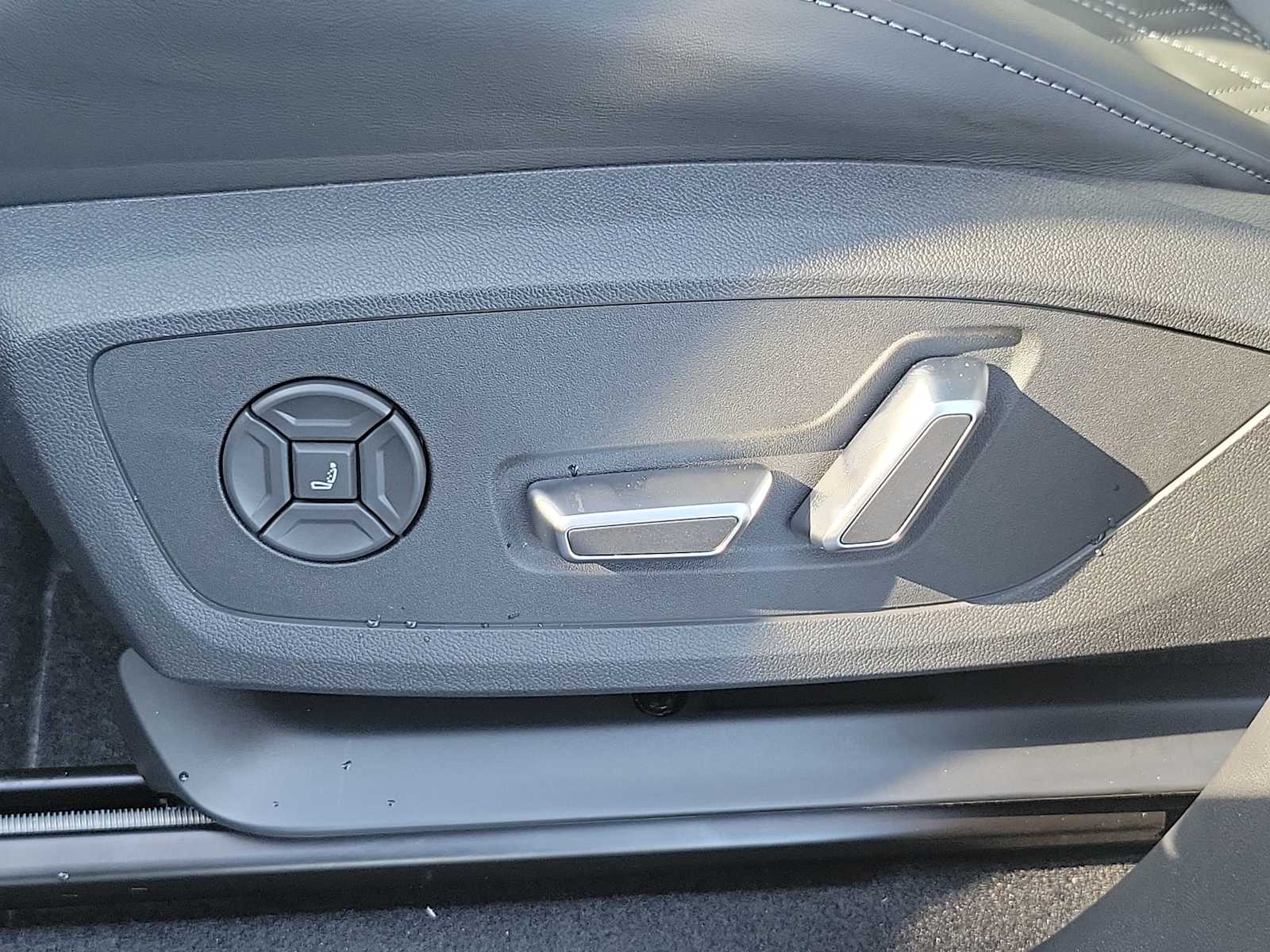 Thumbnail: 2025 Audi SQ6 e-tron - 16