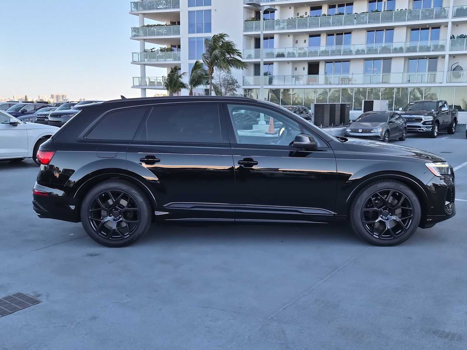 Thumbnail: 2026 Audi SQ7 - 7