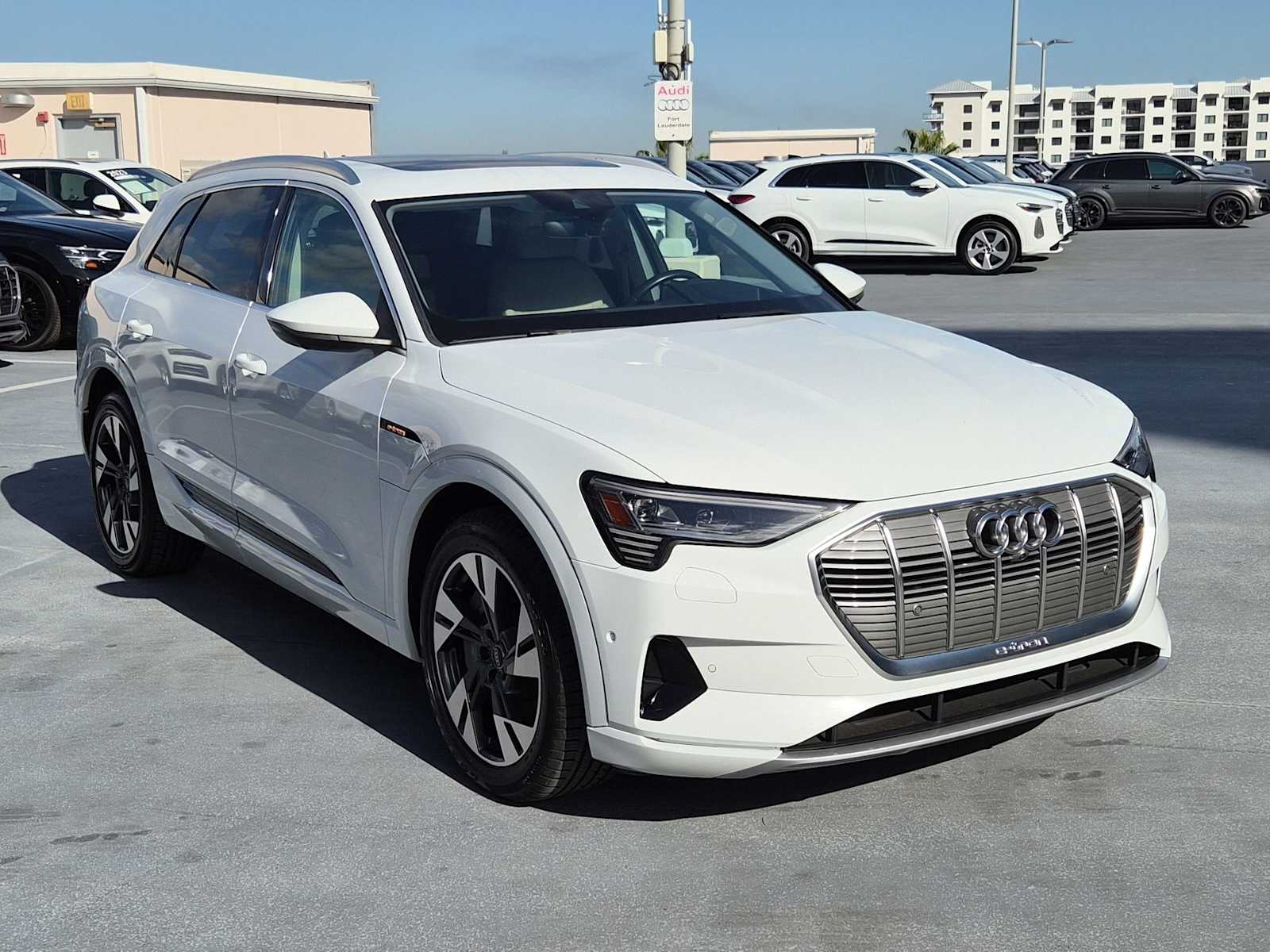 Thumbnail: 2021 Audi e-tron - 8