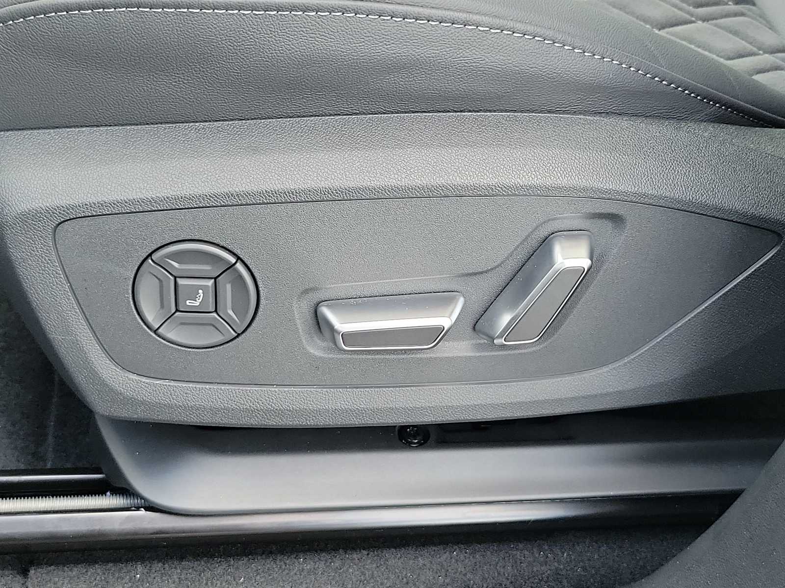 Thumbnail: 2025 Audi SQ6 e-tron - 15
