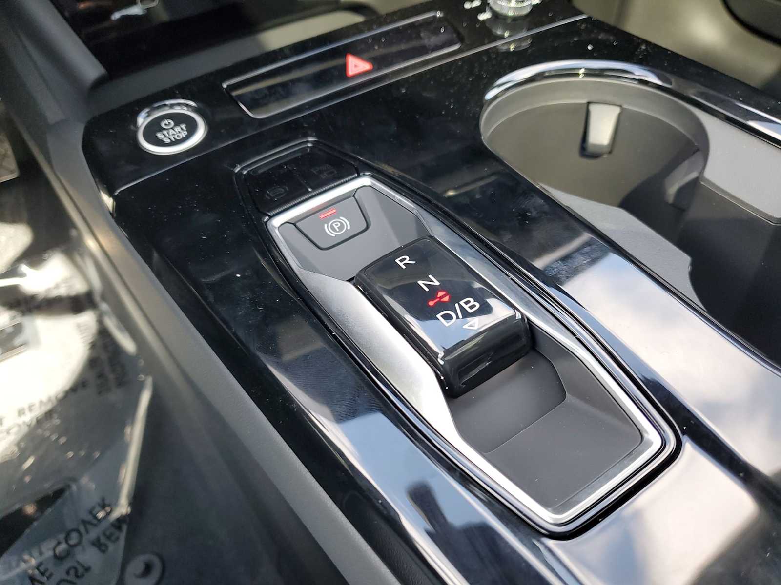 Thumbnail: 2025 Audi Q6 e-tron - 22