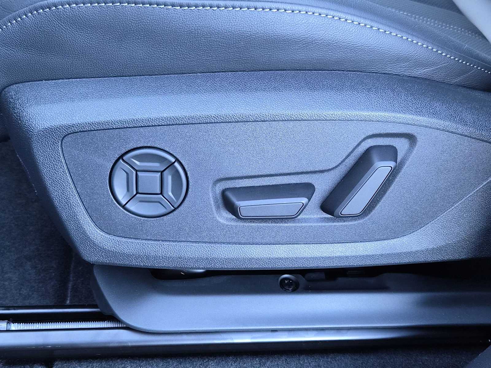 Thumbnail: 2025 Audi Q6 e-tron - 16