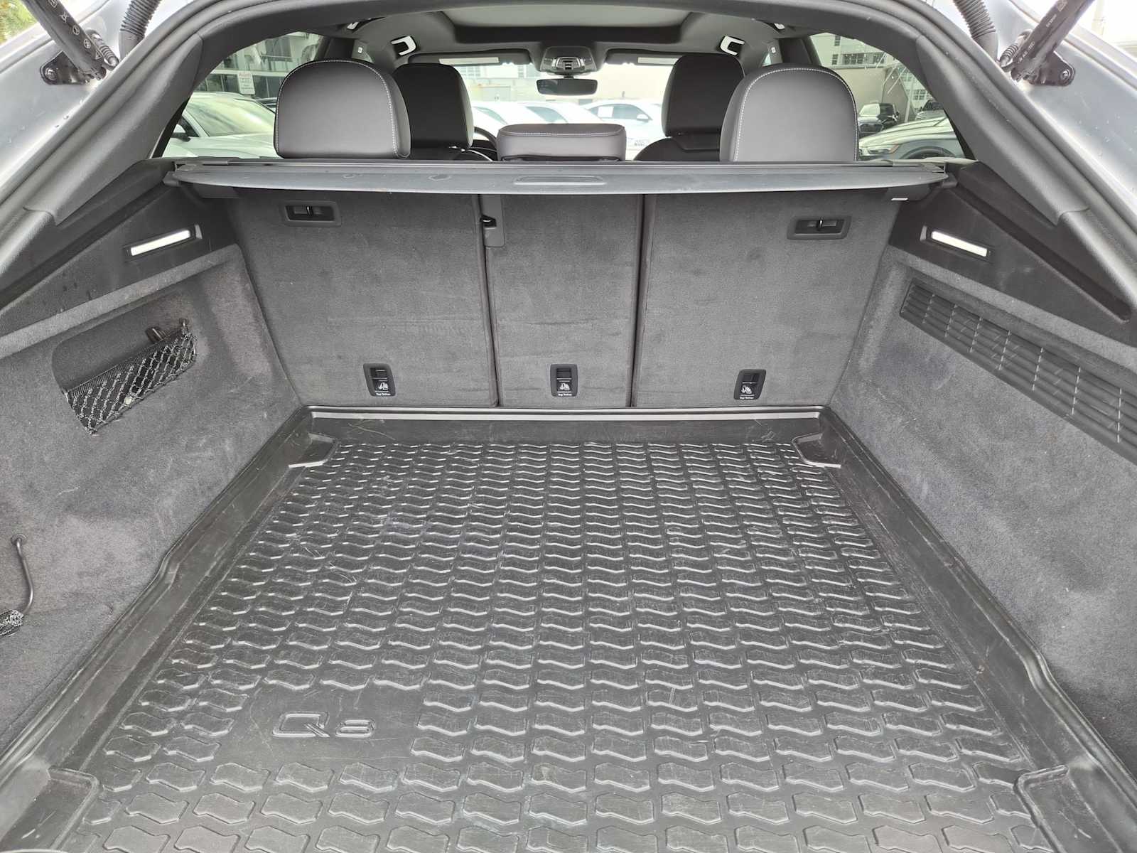 Thumbnail: 2021 Audi Q8 - 26