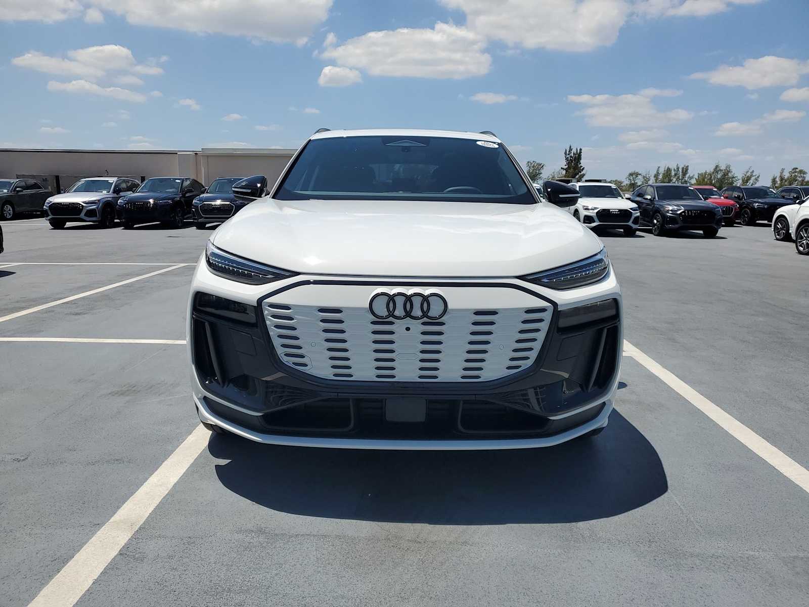 Thumbnail: 2025 Audi SQ6 e-tron - 9
