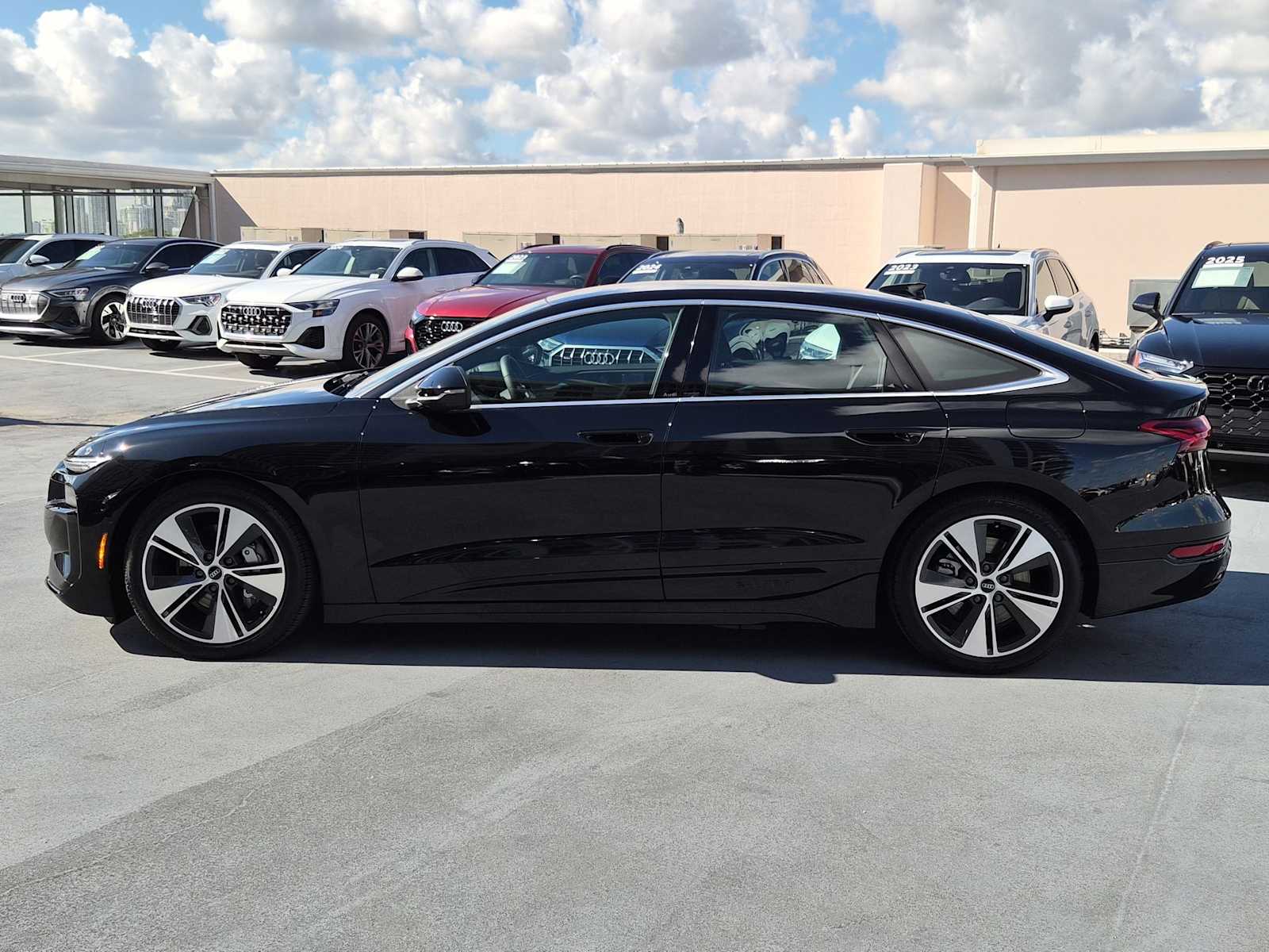 Thumbnail: 2025 Audi e-tron S - 3