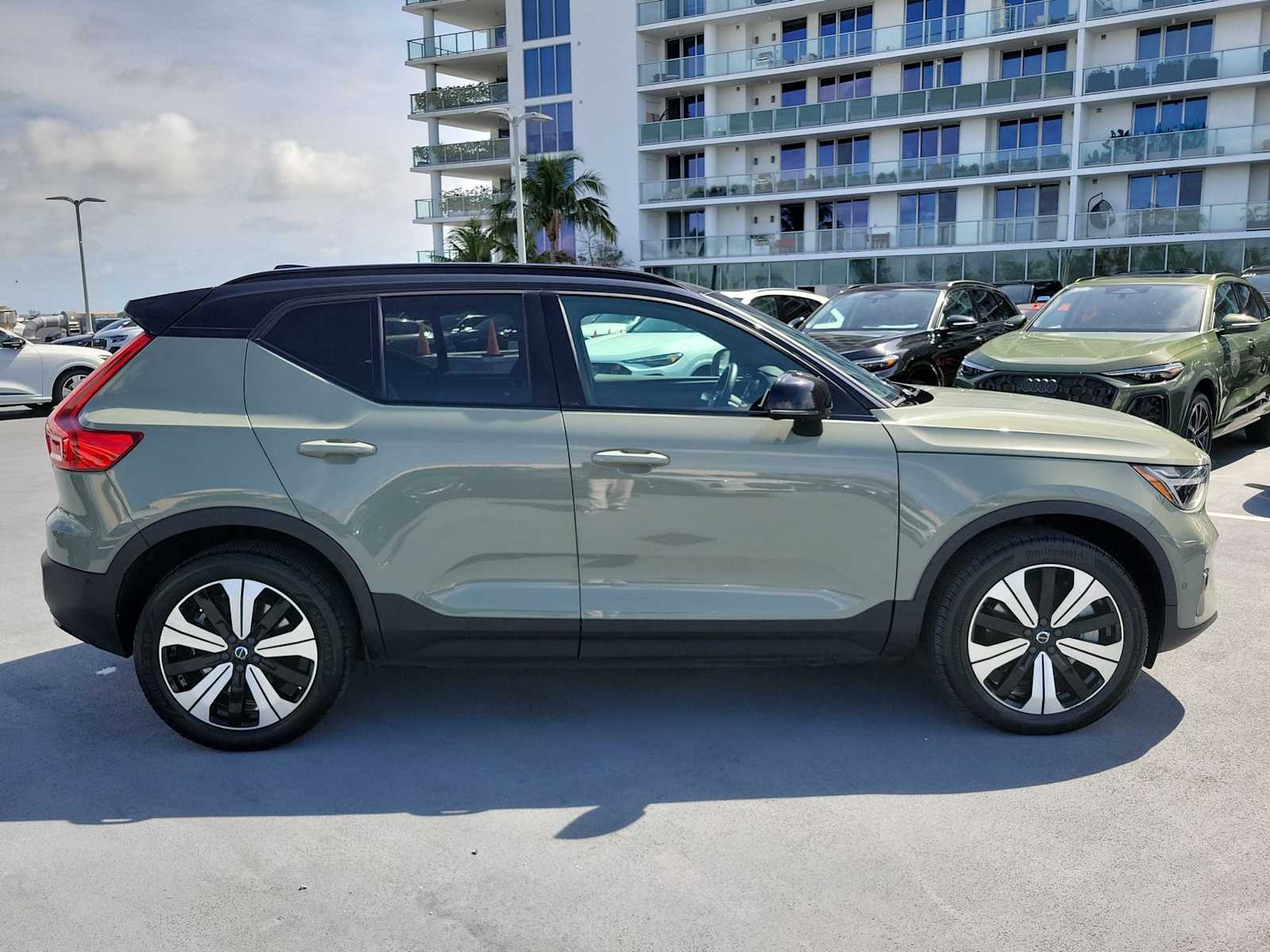 Thumbnail: 2023 Volvo XC40 - 7