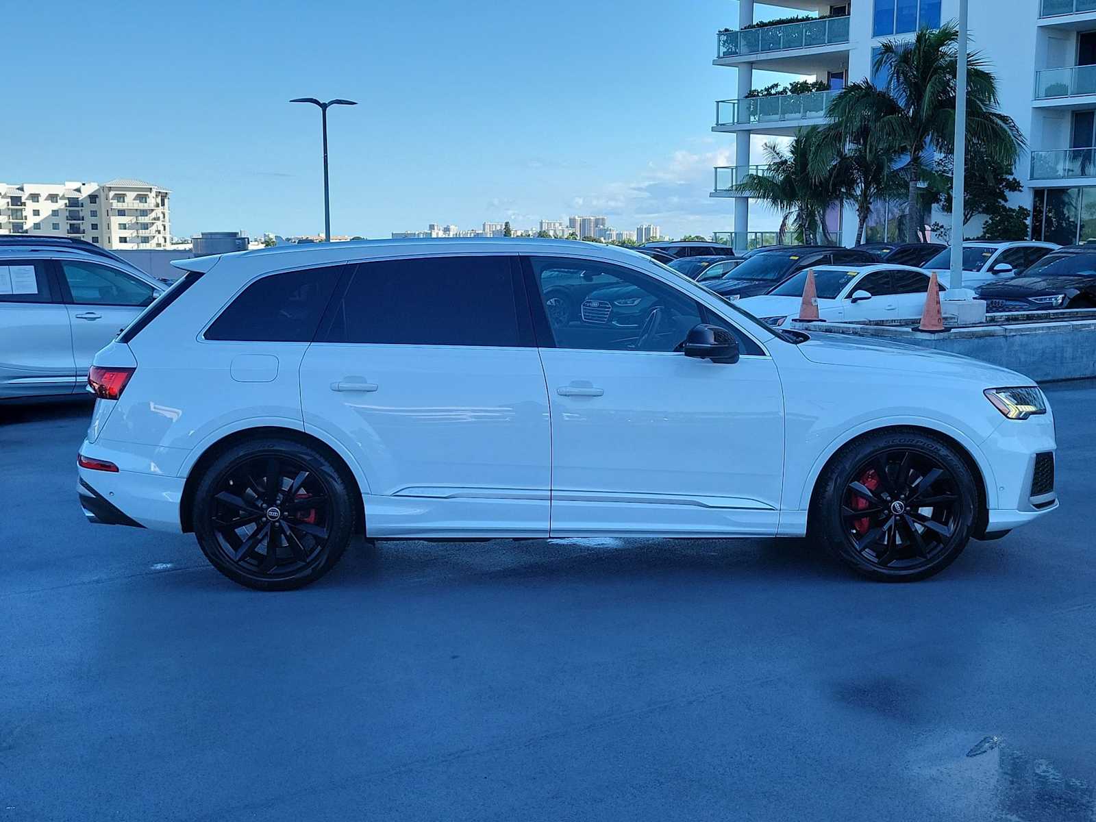 Thumbnail: 2023 Audi SQ7 - 7