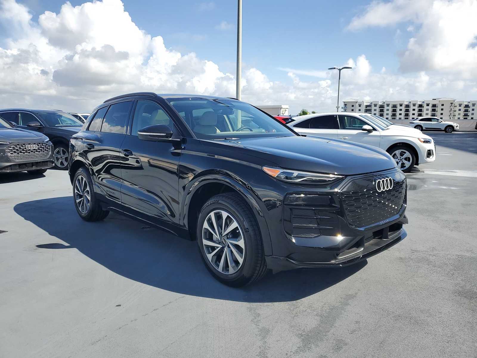 Thumbnail: 2025 Audi Q6 e-tron - 8