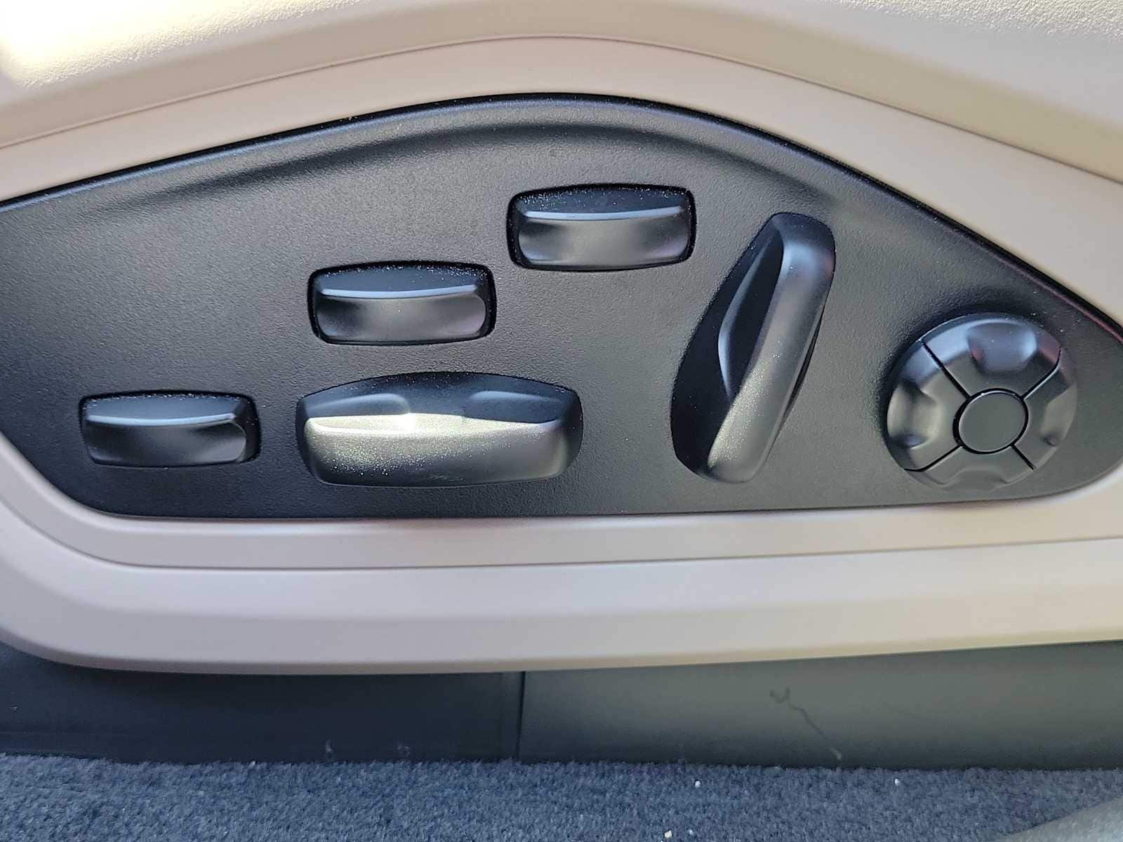 Thumbnail: 2021 Porsche Taycan - 15