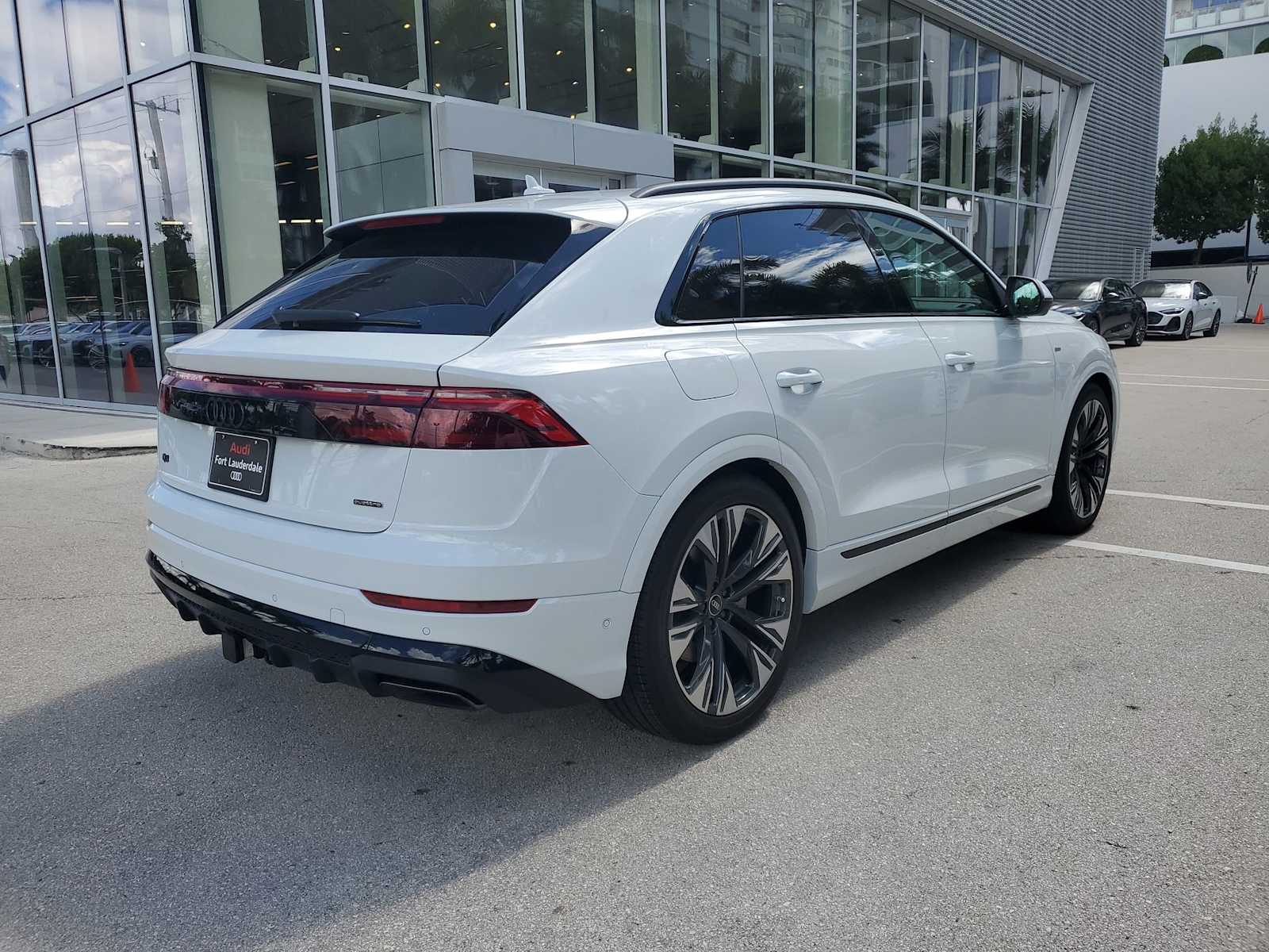 Thumbnail: 2025 Audi Q8 - 6