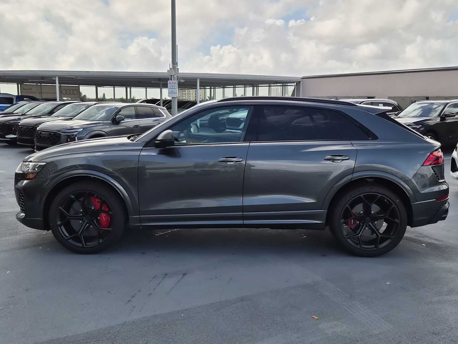 Thumbnail: 2026 Audi RS Q8 - 3