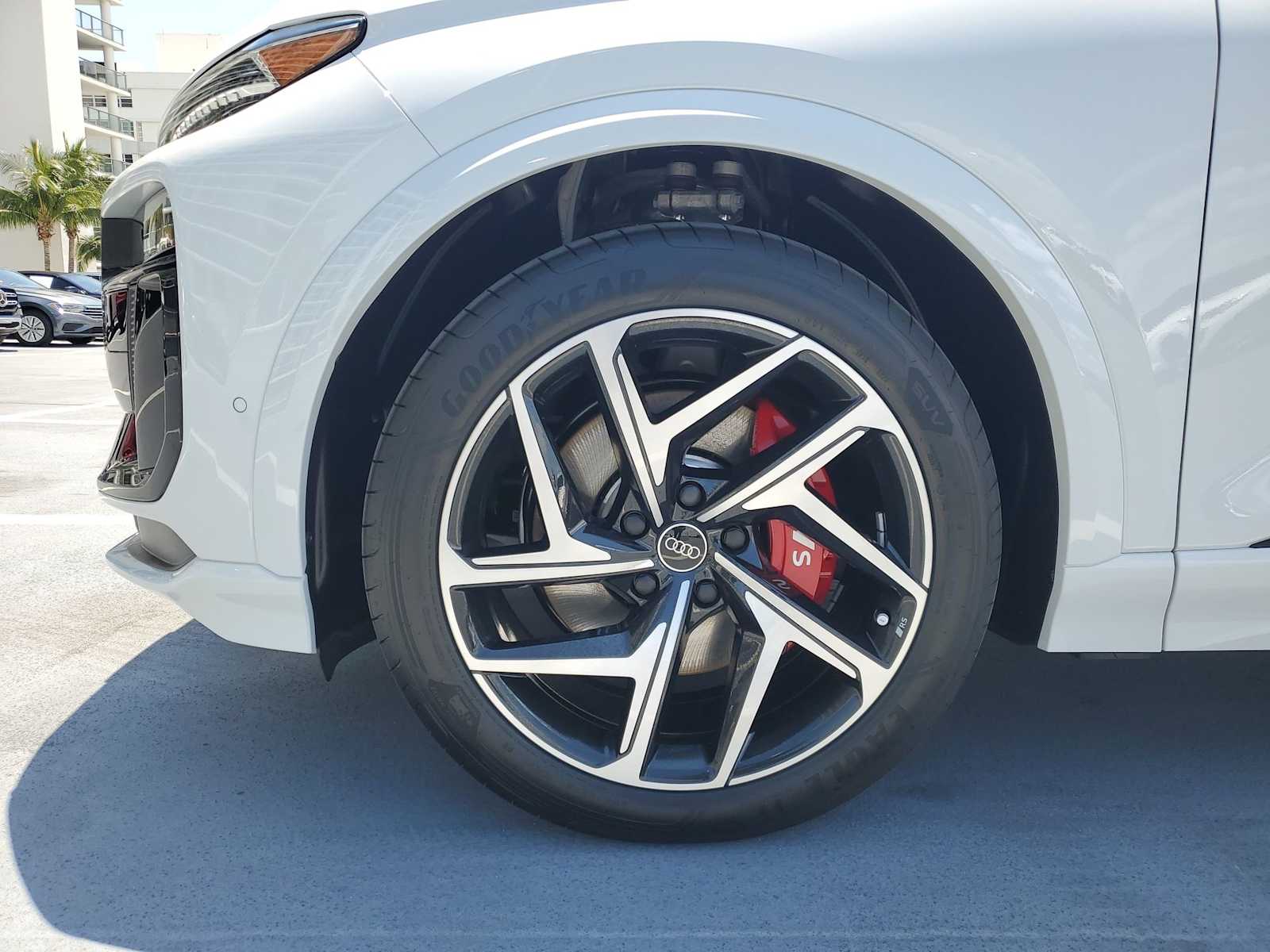 Thumbnail: 2025 Audi SQ6 e-tron - 10