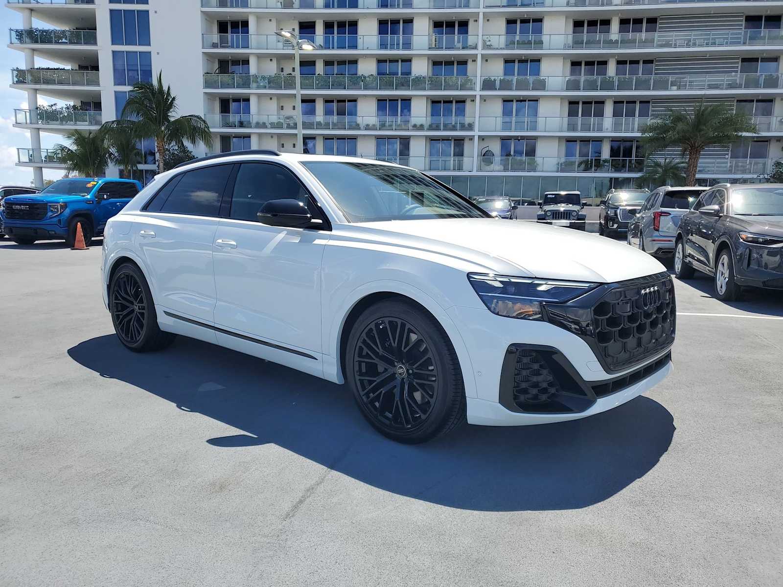 Thumbnail: 2025 Audi SQ8 - 8