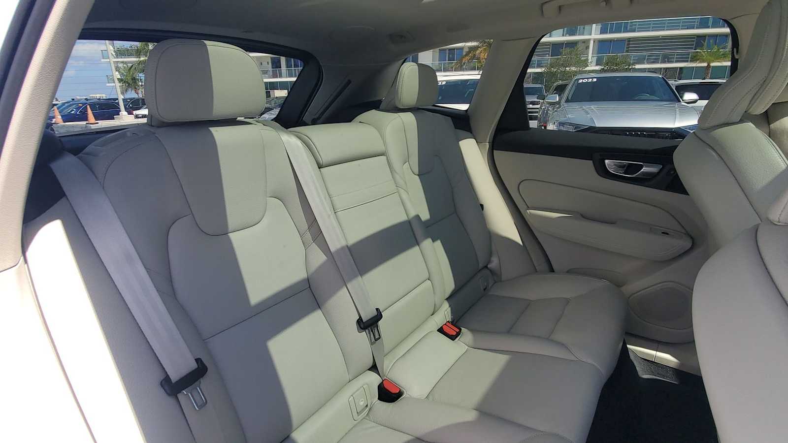 Thumbnail: 2022 Volvo XC60 - 21