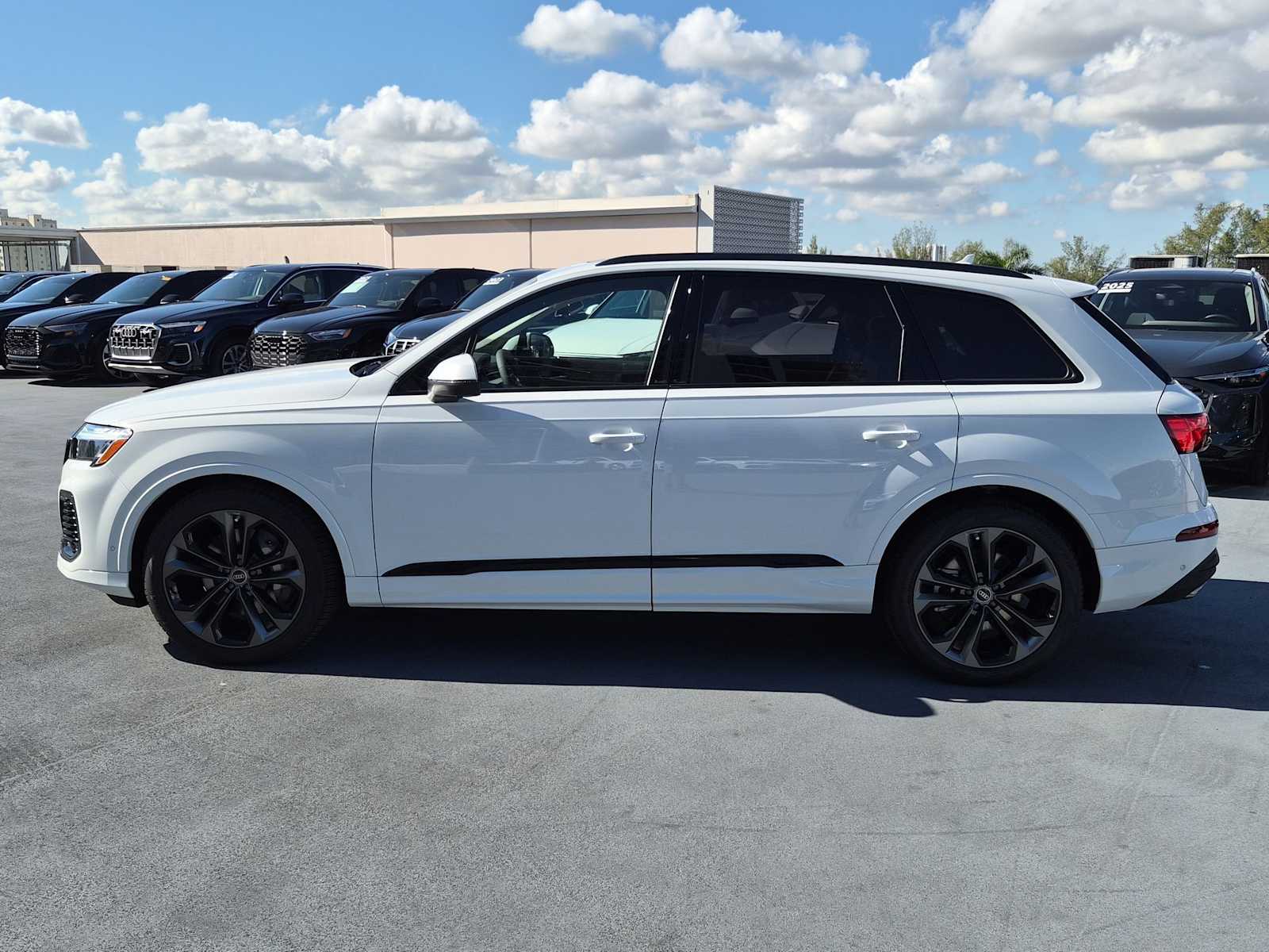 Thumbnail: 2026 Audi Q7 - 3