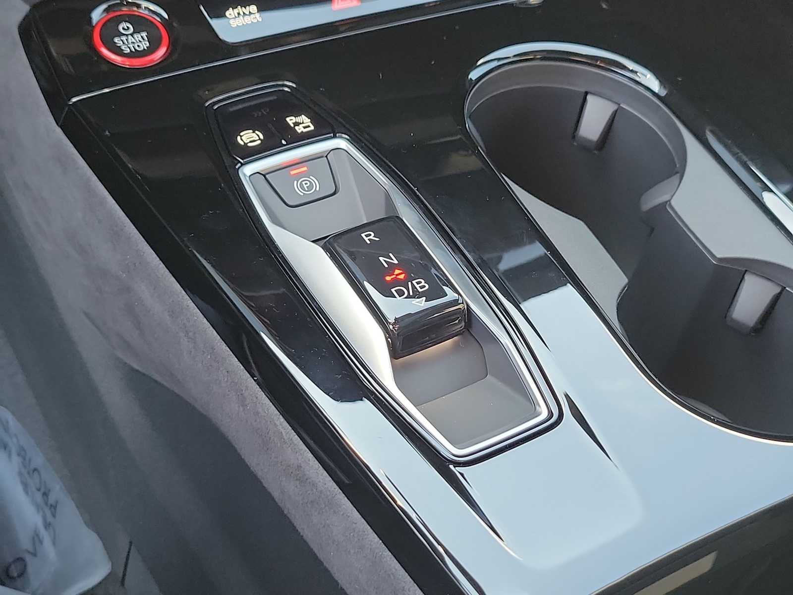 Thumbnail: 2025 Audi SQ6 e-tron - 25