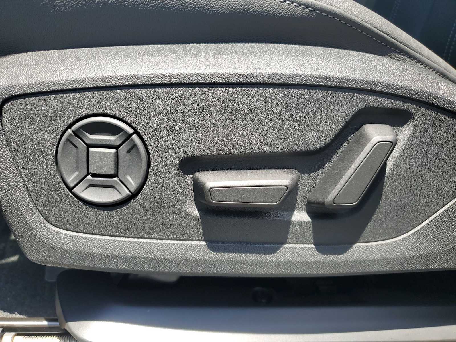 Thumbnail: 2025 Audi Q6 e-tron - 13
