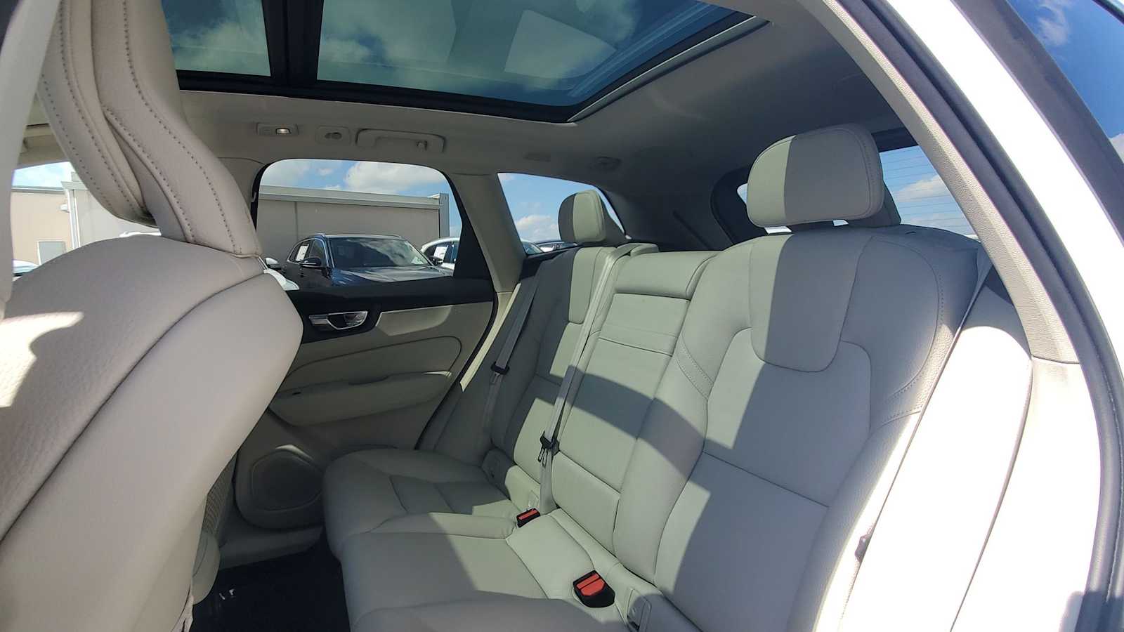 Thumbnail: 2022 Volvo XC60 - 20