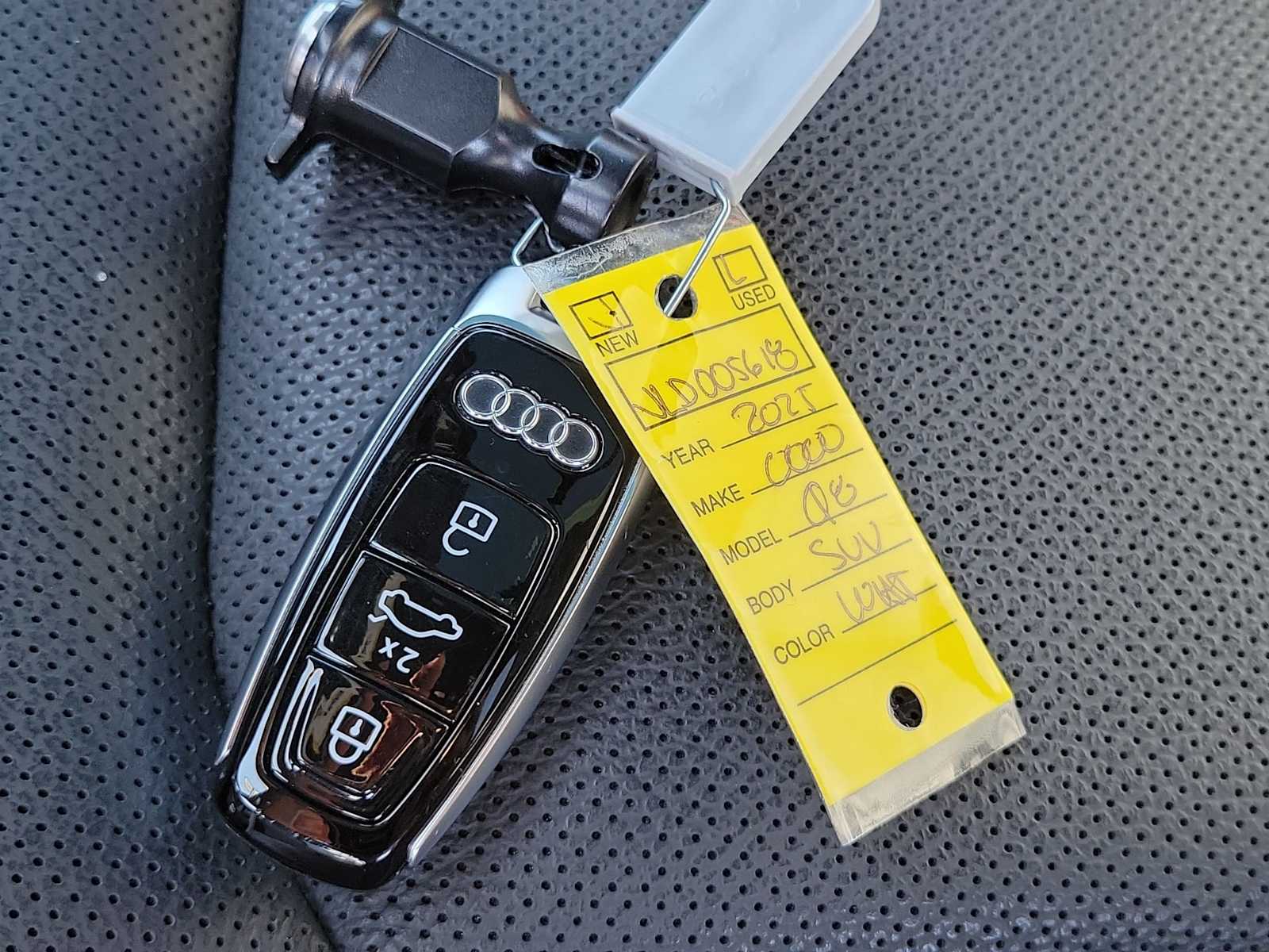 Thumbnail: 2025 Audi Q8 - 30