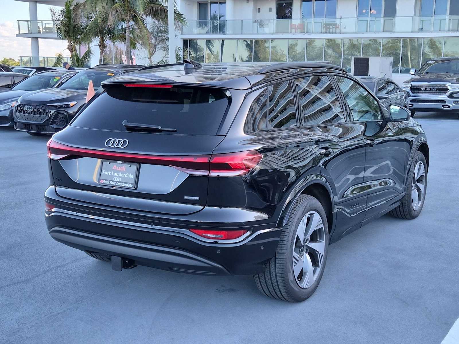 Thumbnail: 2025 Audi Q6 e-tron - 6