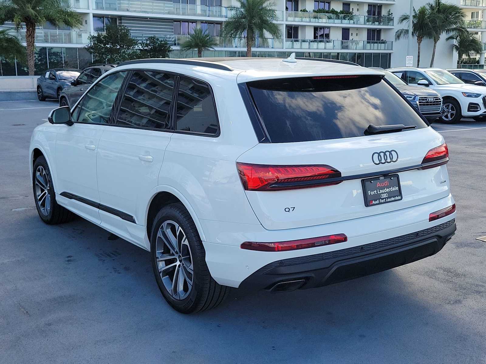 Thumbnail: 2026 Audi Q7 - 4