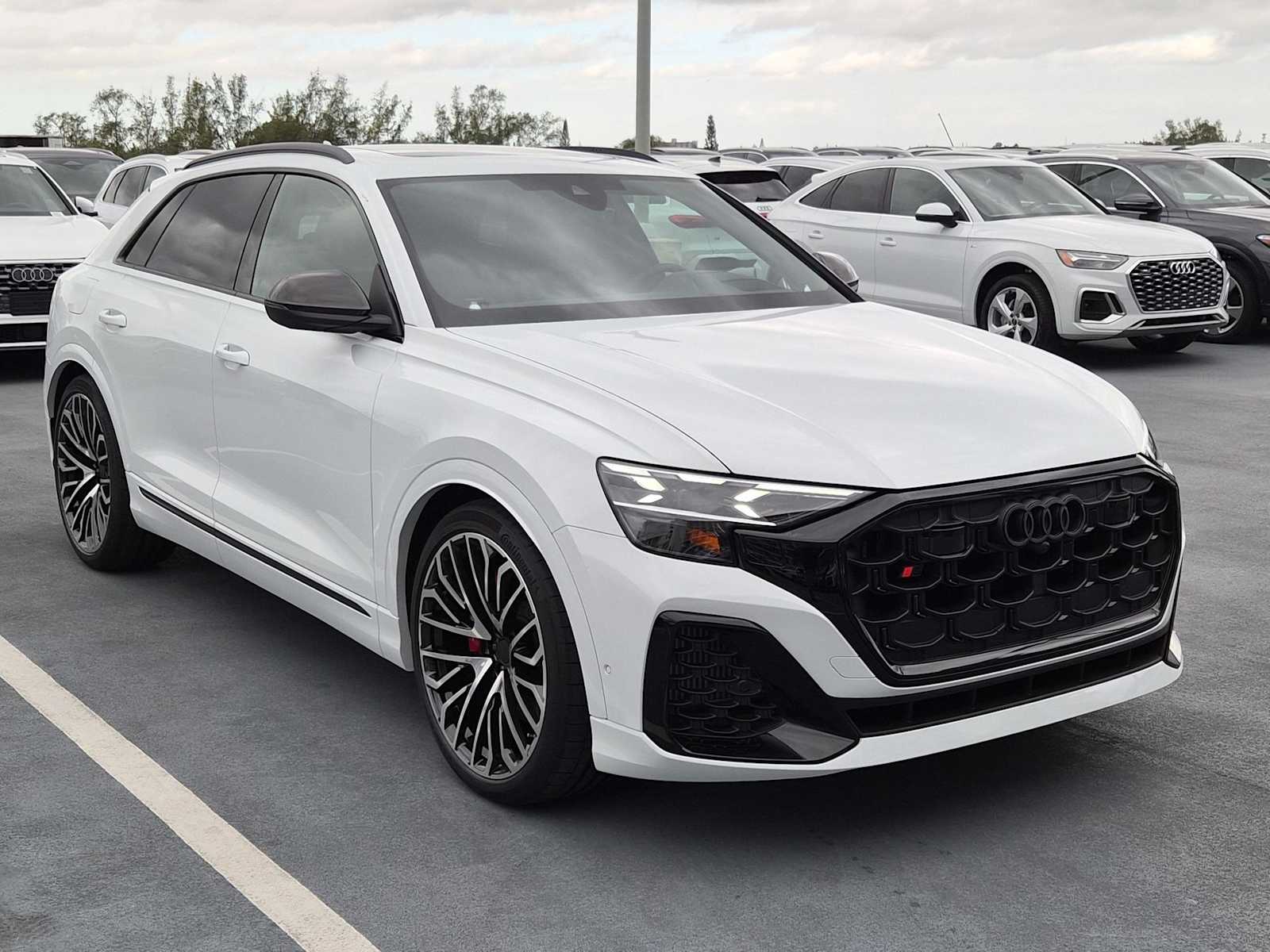 Thumbnail: 2026 Audi SQ8 - 8