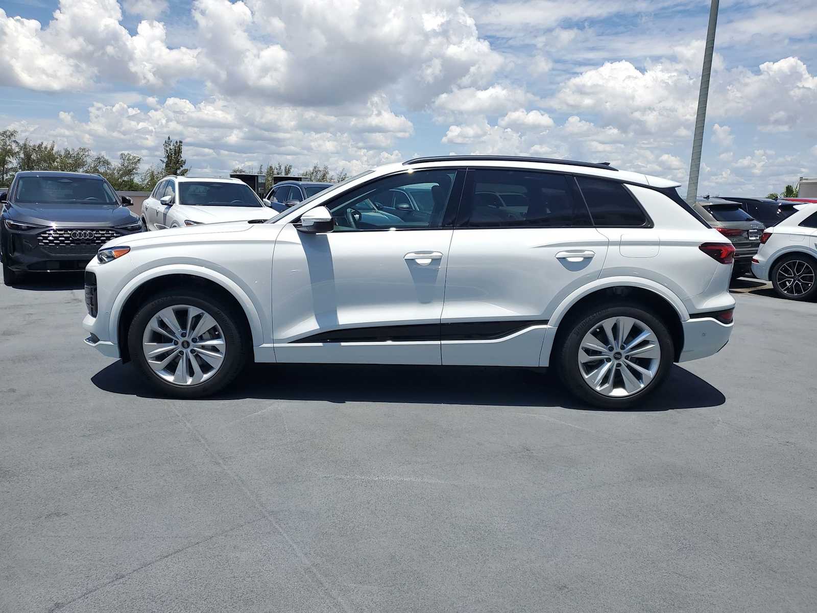 Thumbnail: 2025 Audi Q6 e-tron - 3