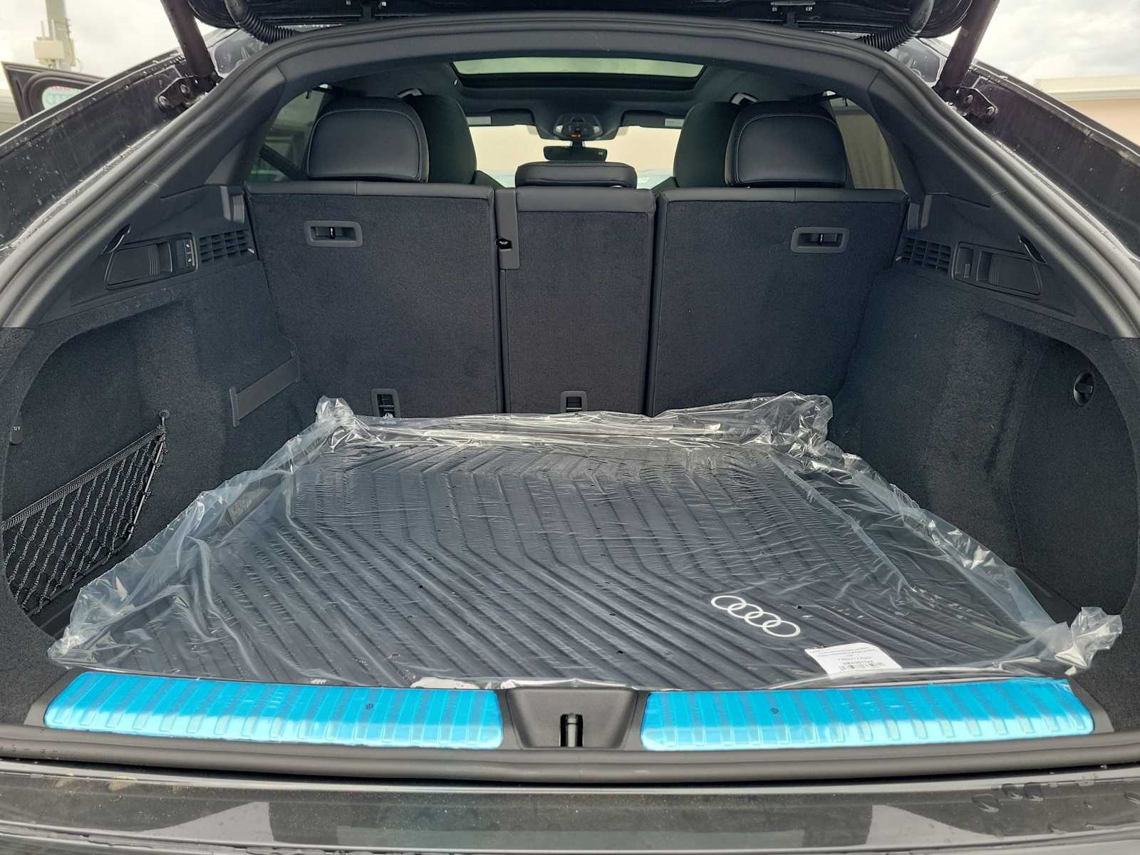 Thumbnail: 2026 Audi SQ5 - 26