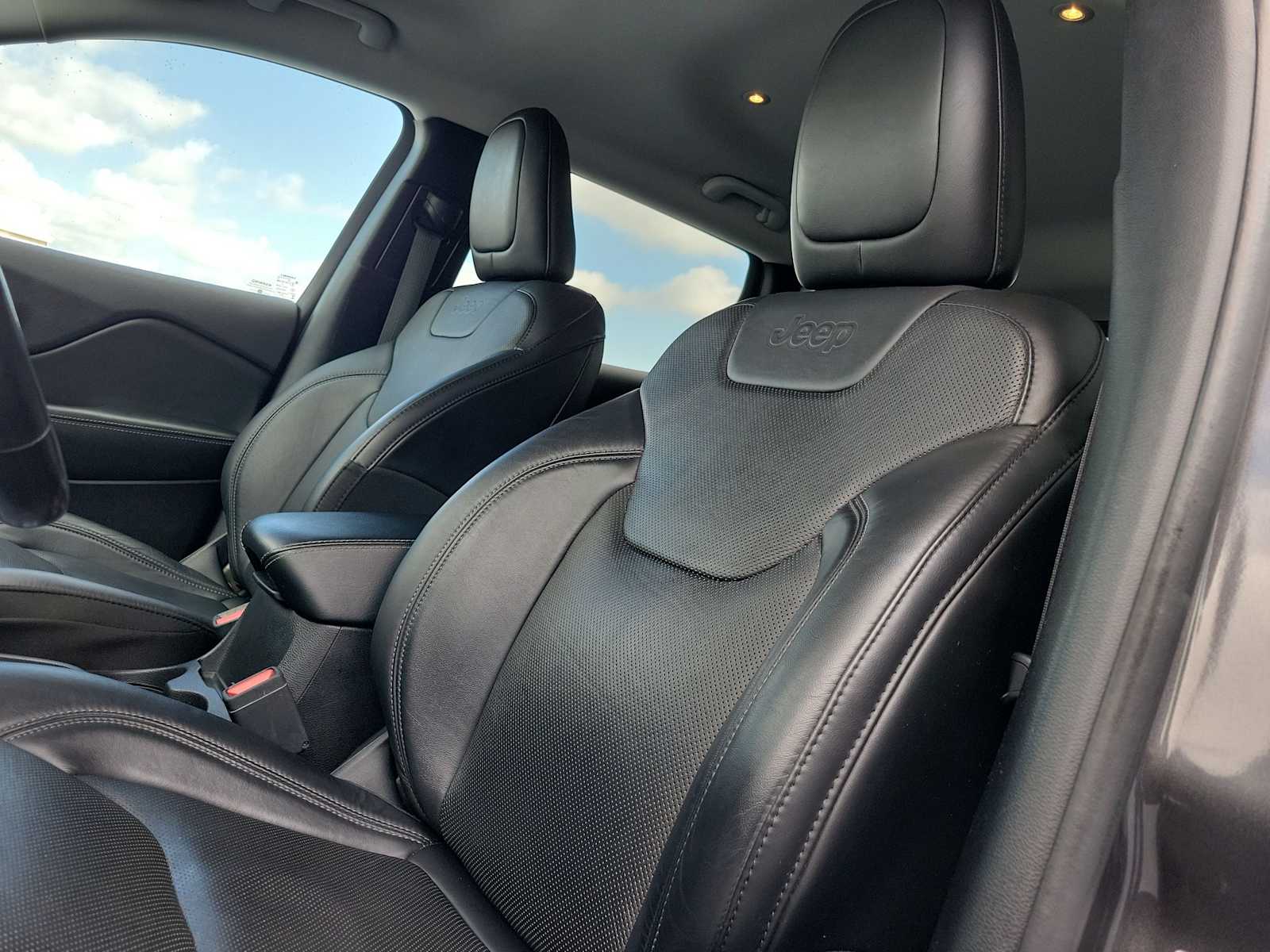 Thumbnail: 2020 Jeep Cherokee - 15