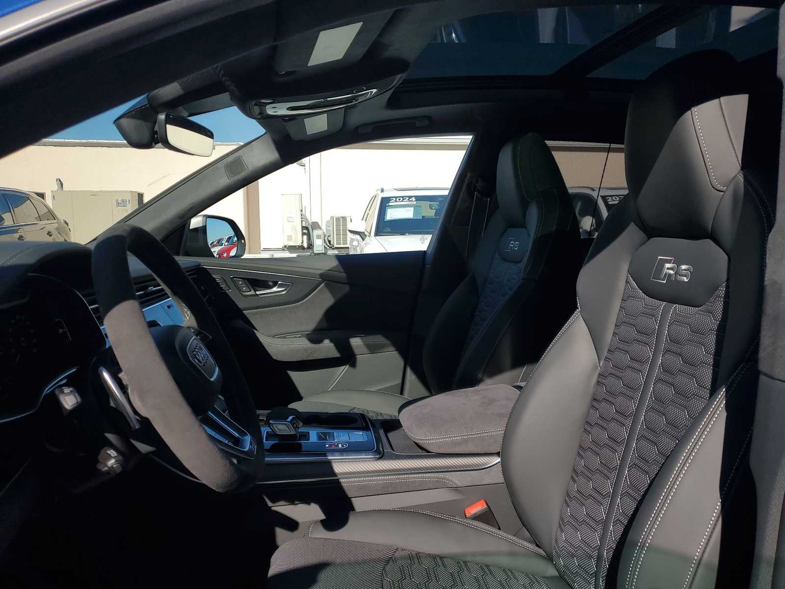 Thumbnail: 2025 Audi RS Q8 - 11