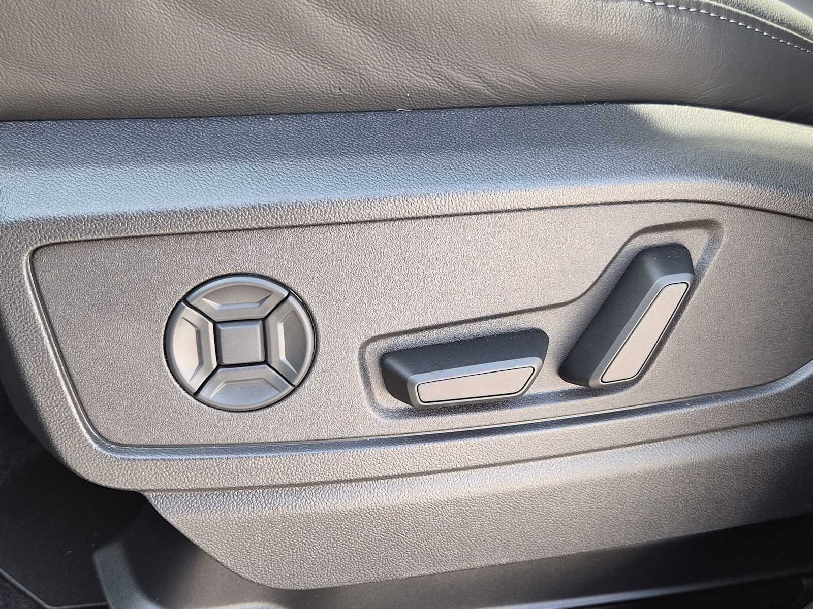 Thumbnail: 2025 Audi Q5 - 16