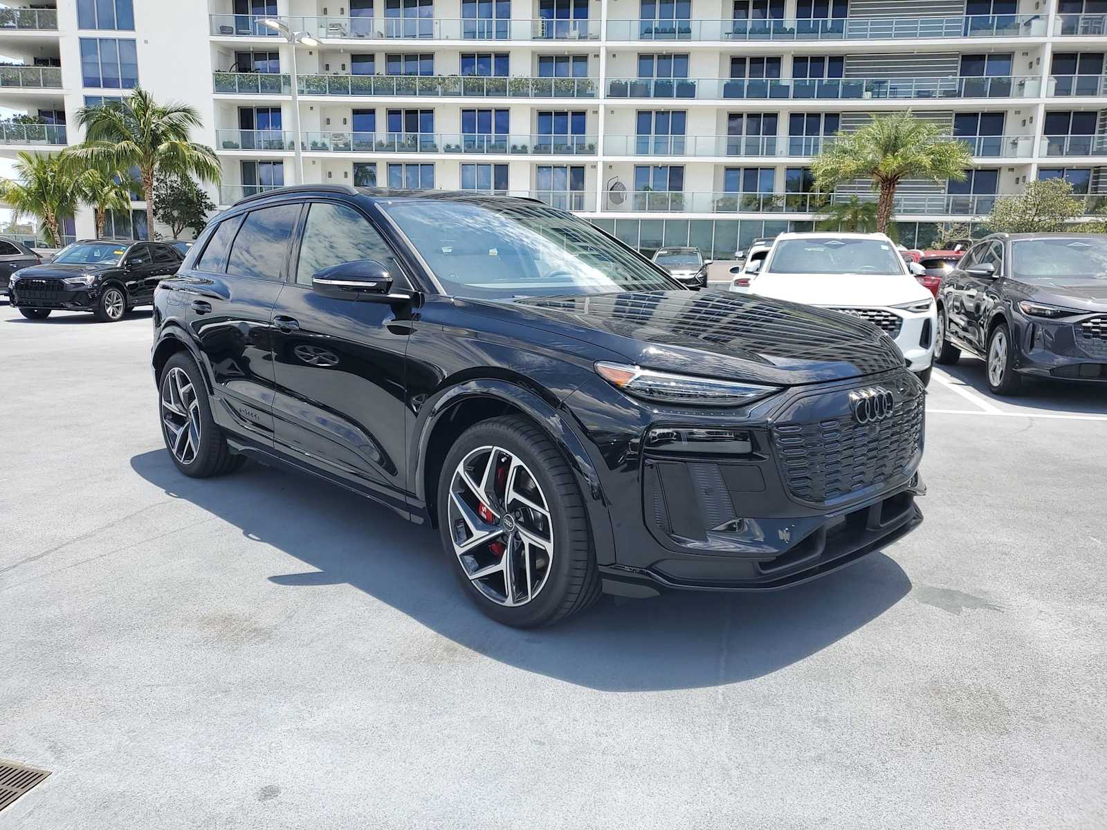 Thumbnail: 2025 Audi SQ6 e-tron - 8