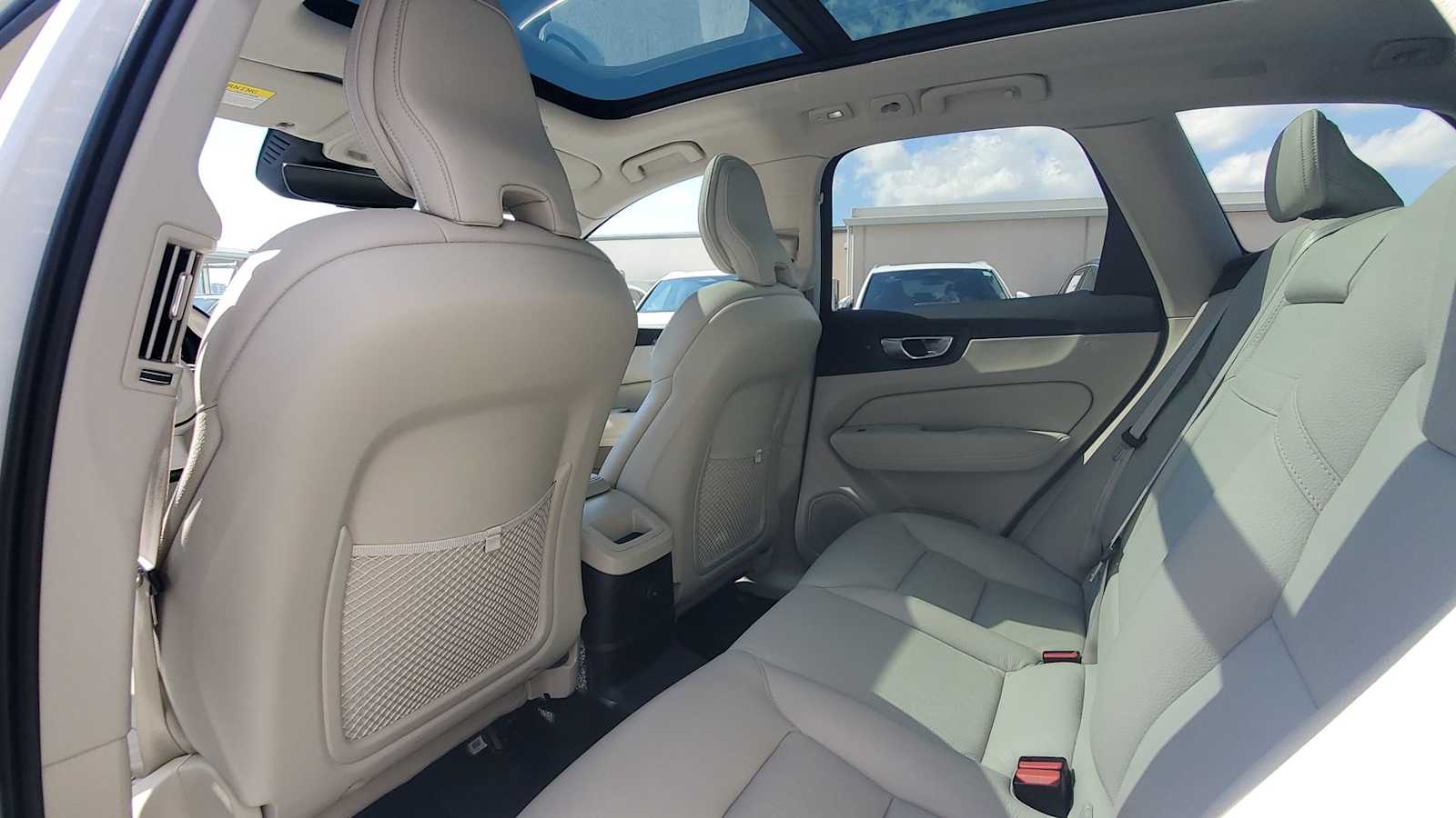 Thumbnail: 2022 Volvo XC60 - 18