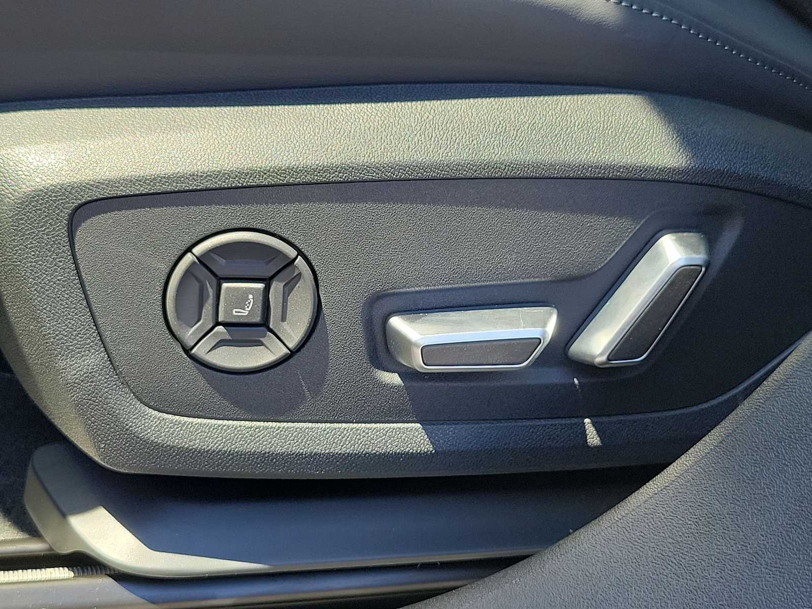 Thumbnail: 2025 Audi e-tron S - 16