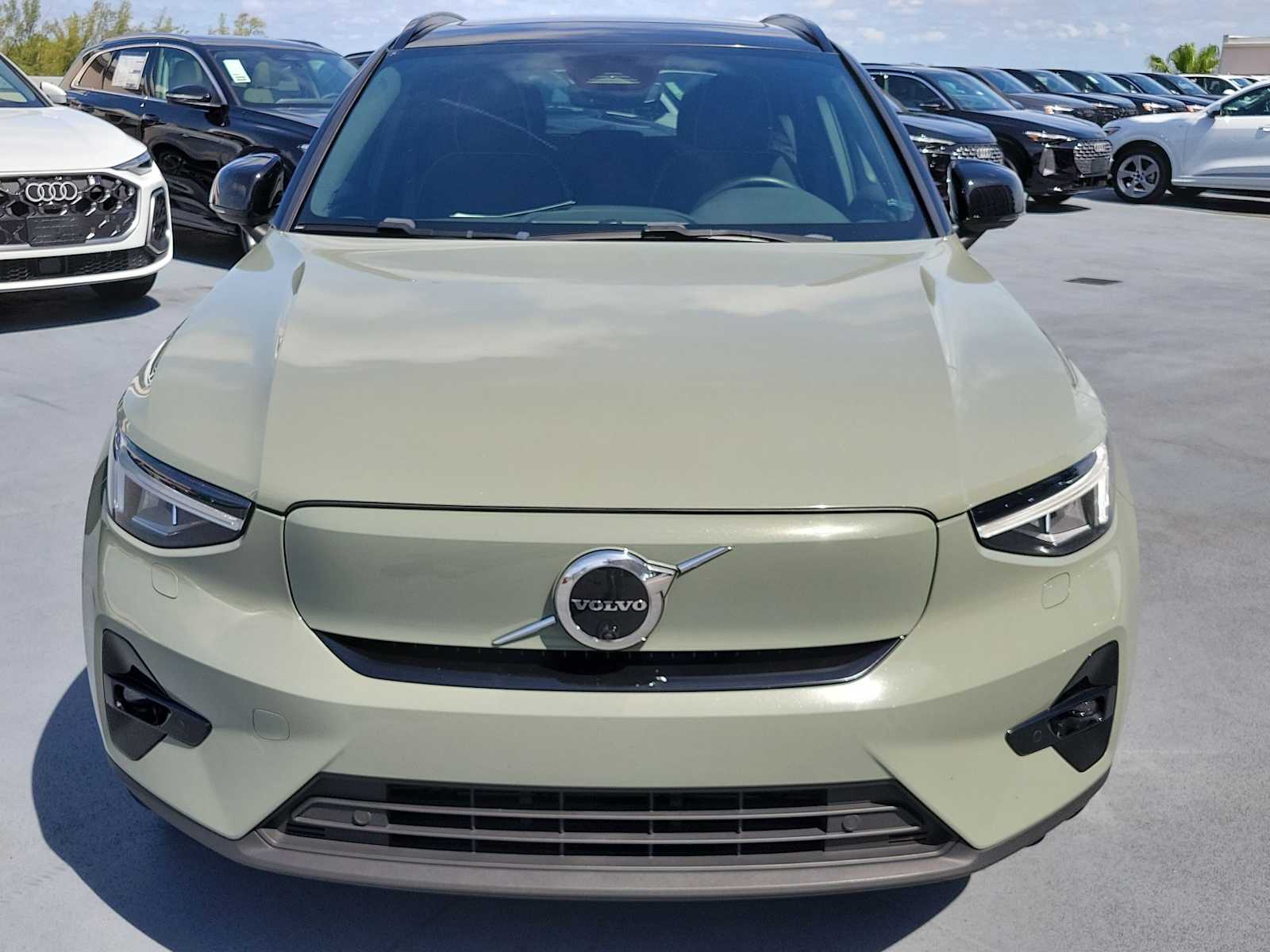 Thumbnail: 2023 Volvo XC40 - 9