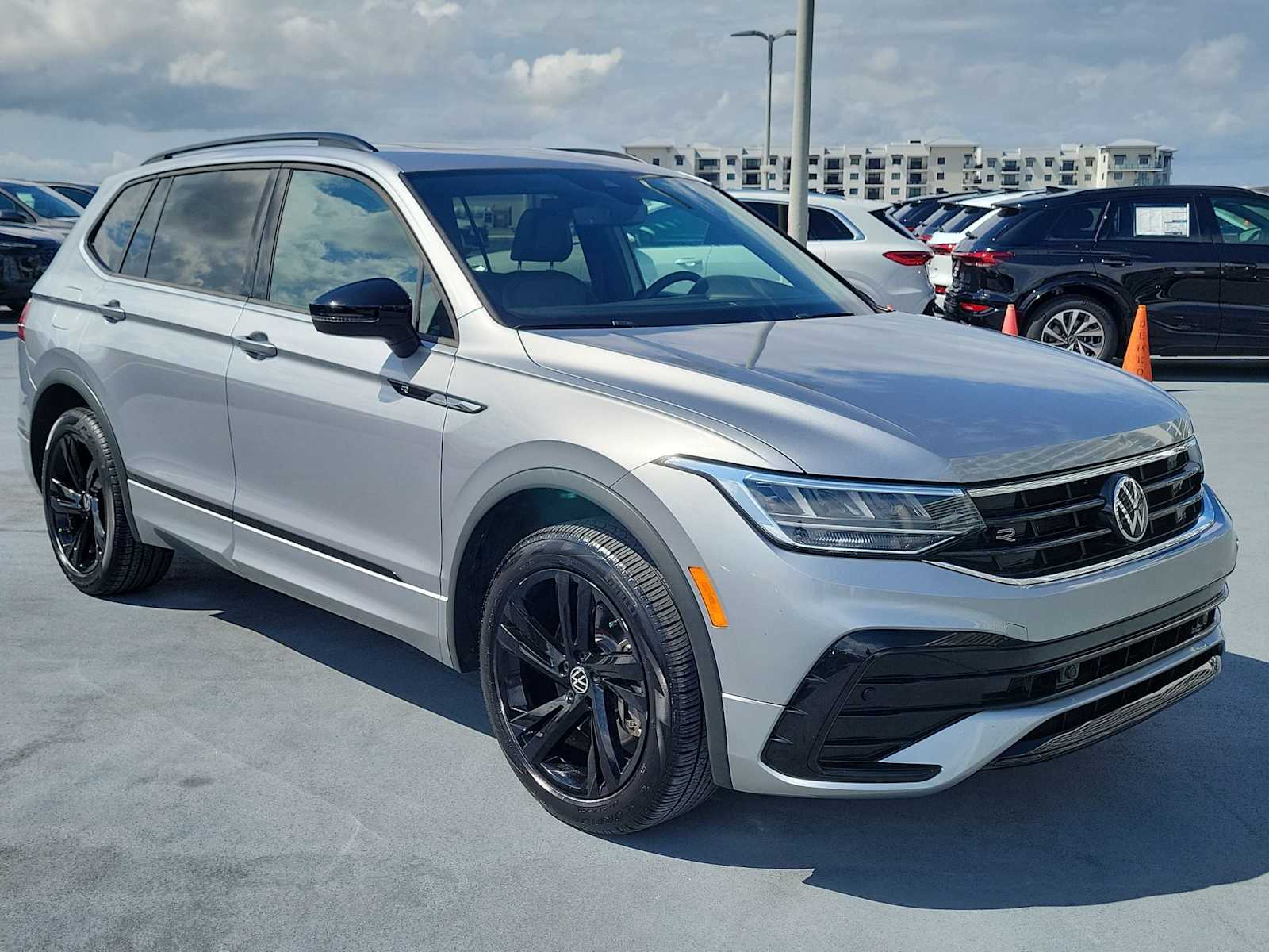 Thumbnail: 2023 Volkswagen Tiguan - 8