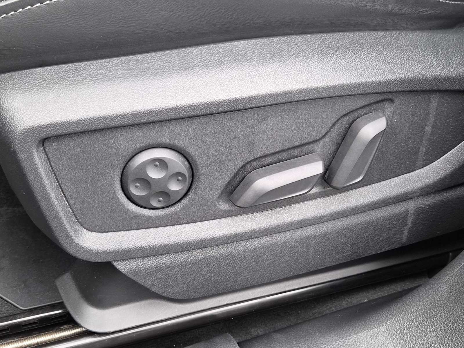 Thumbnail: 2025 Audi SQ5 - 16