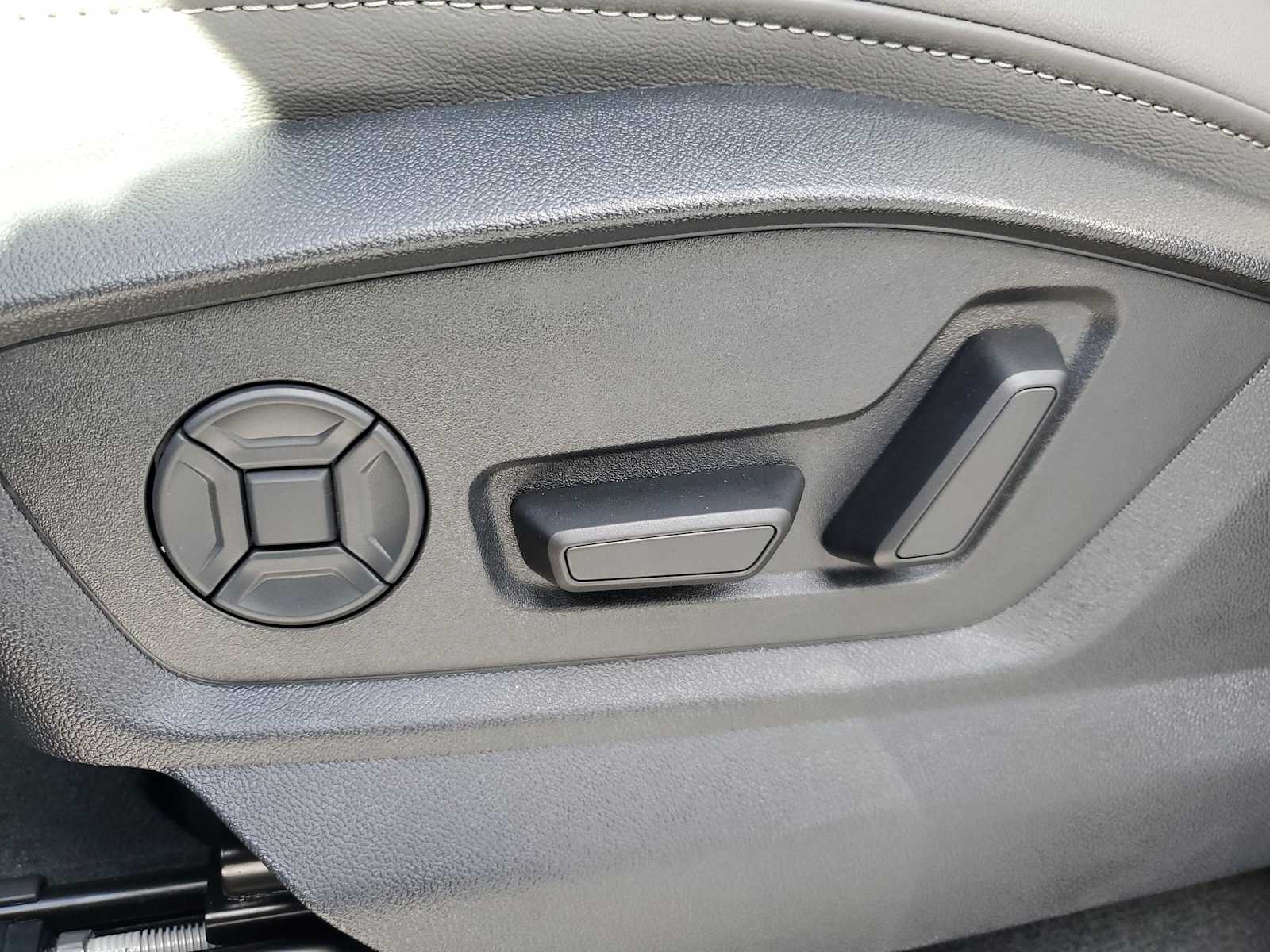 Thumbnail: 2025 Audi Q8 - 13