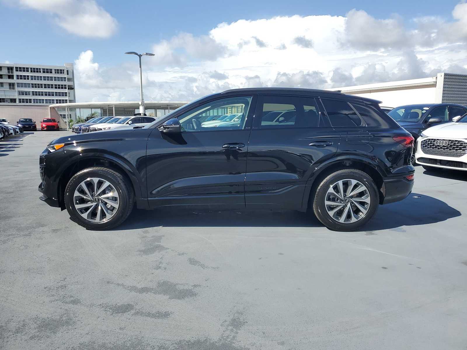 Thumbnail: 2025 Audi Q6 e-tron - 3